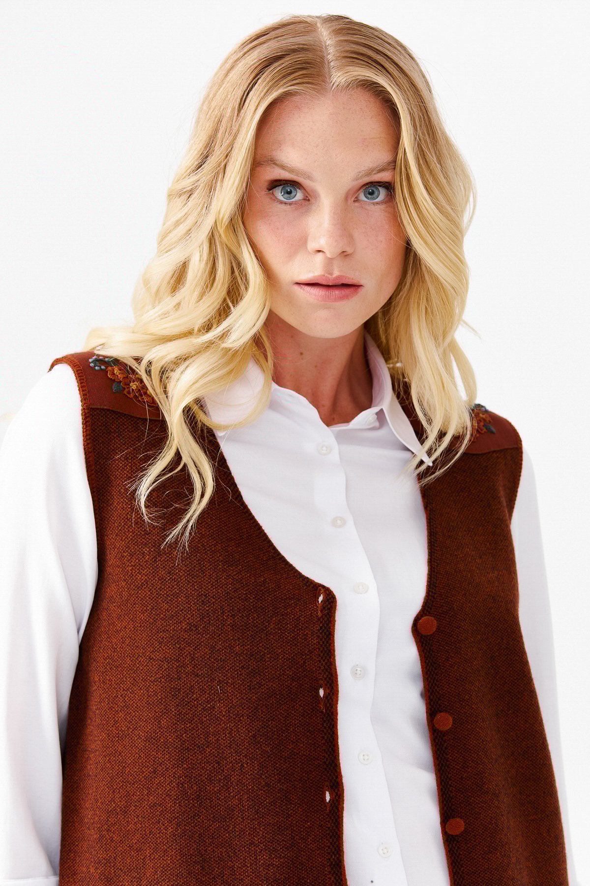 22114Женский жилет на пуговицах с v-образным вырезом и карманом на плече с отделкой , коричневый 