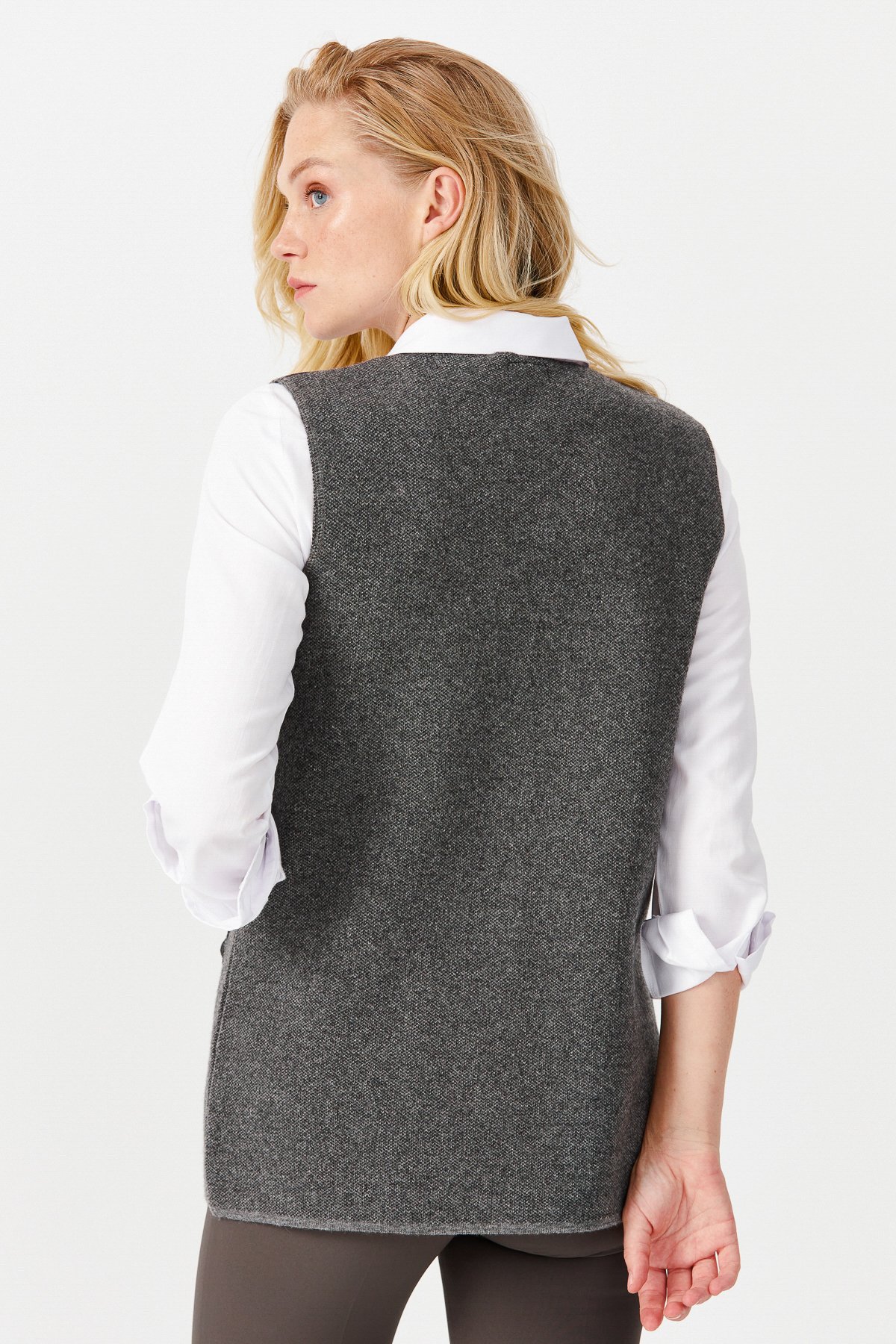 22114Женский жилет на пуговицах с v-образным вырезом и карманом на плече с отделкой , дымчатый