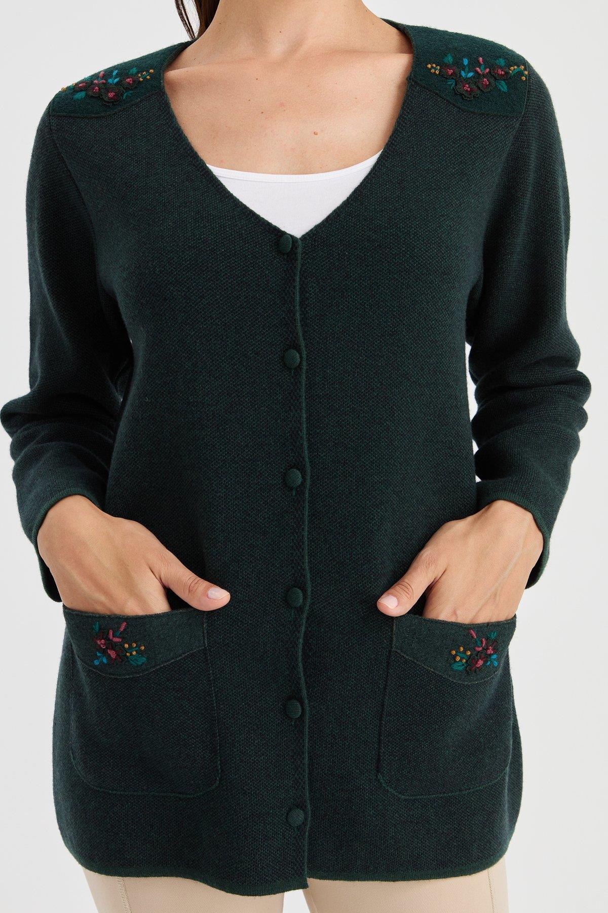 23009Женская шерстяная куртка с v-образным вырезом и карманами из фетра с вышивкой