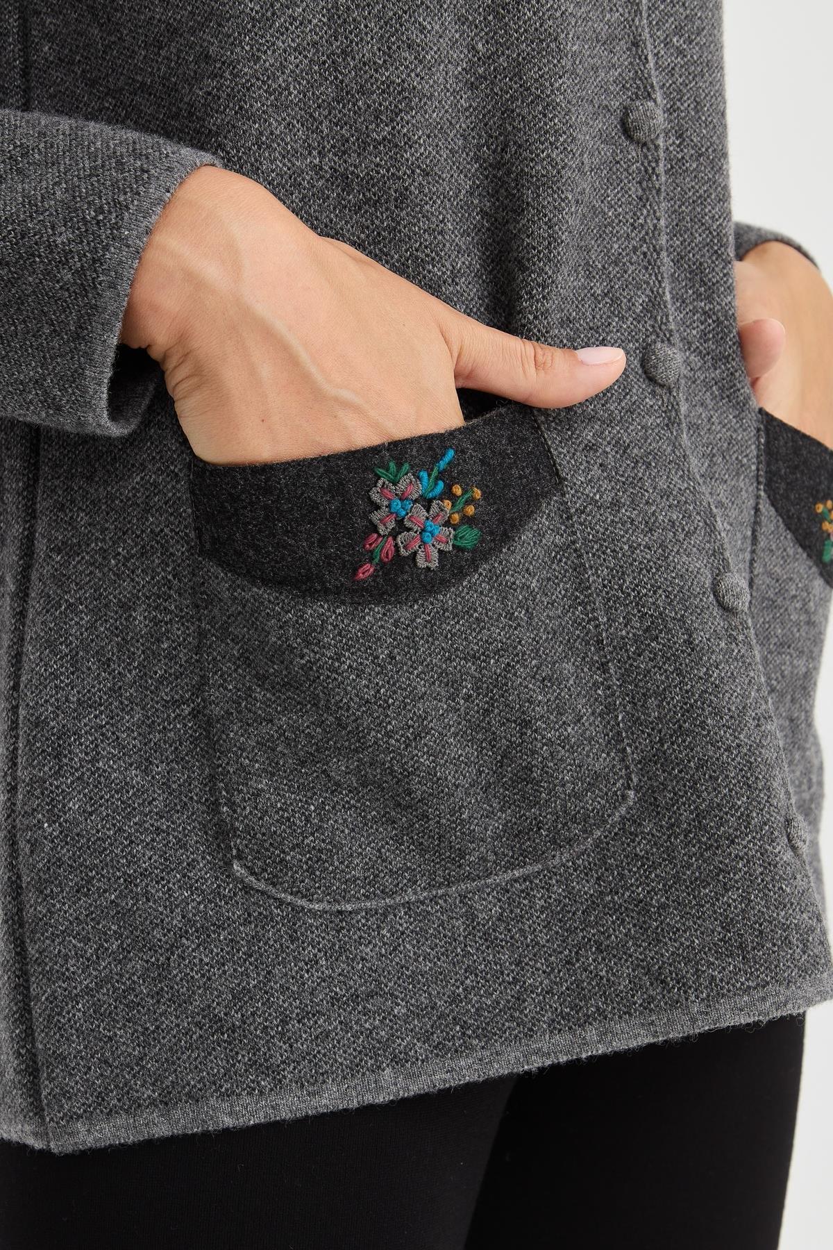 23009Женская шерстяная куртка с v-образным вырезом и карманами из фетра с вышивкой