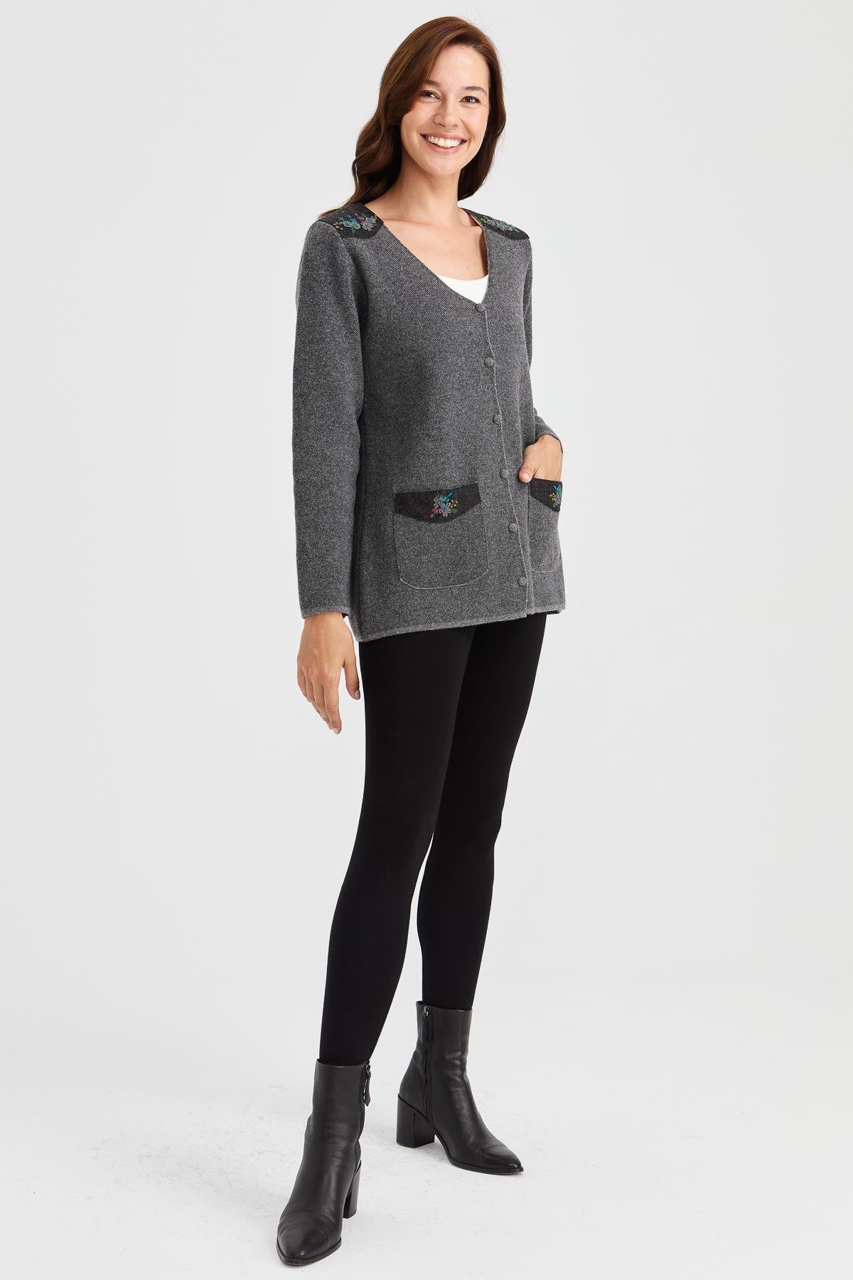 23009Женская шерстяная куртка с v-образным вырезом и карманами из фетра с вышивкой