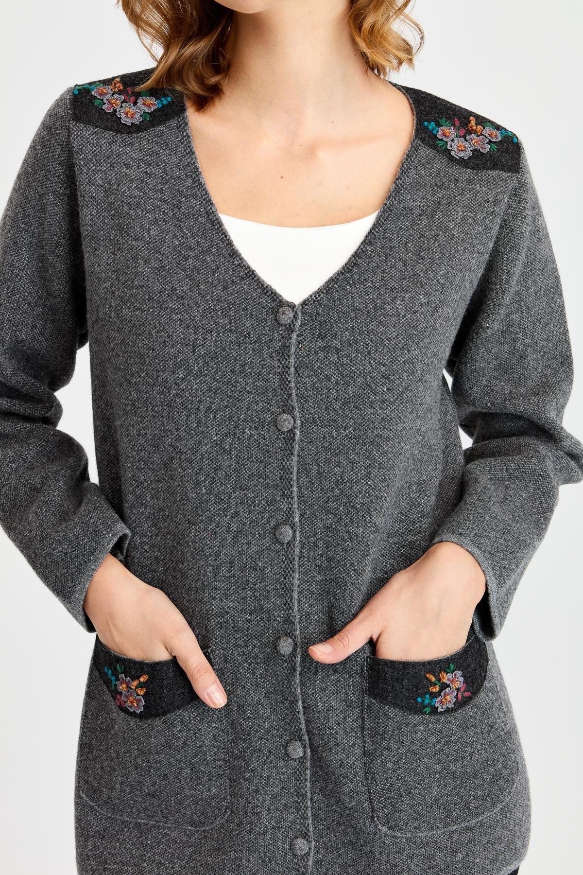 23009Женская шерстяная куртка с v-образным вырезом и карманами из фетра с вышивкой