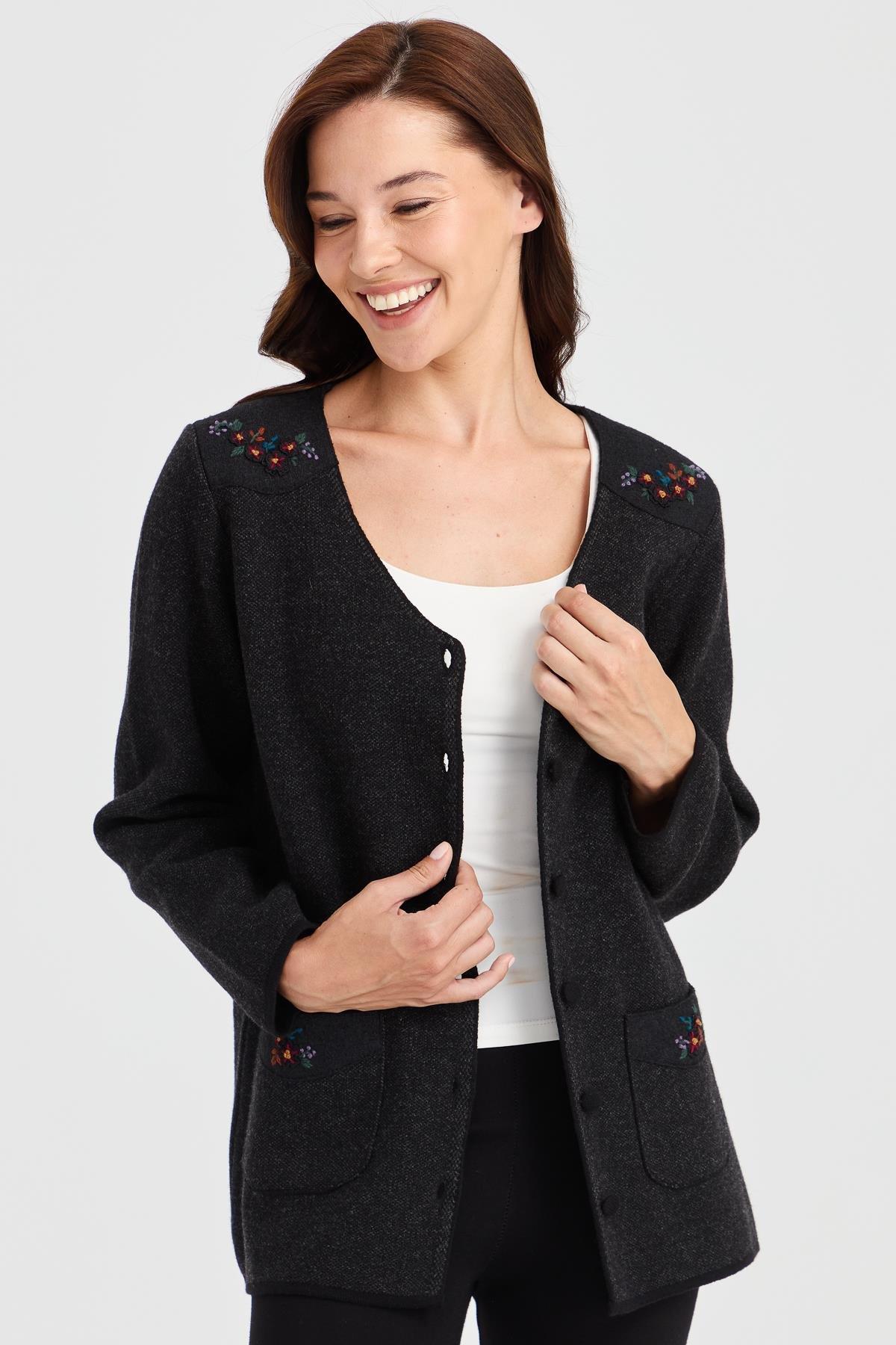 23009Женская шерстяная куртка с v-образным вырезом и карманами из фетра с вышивкой