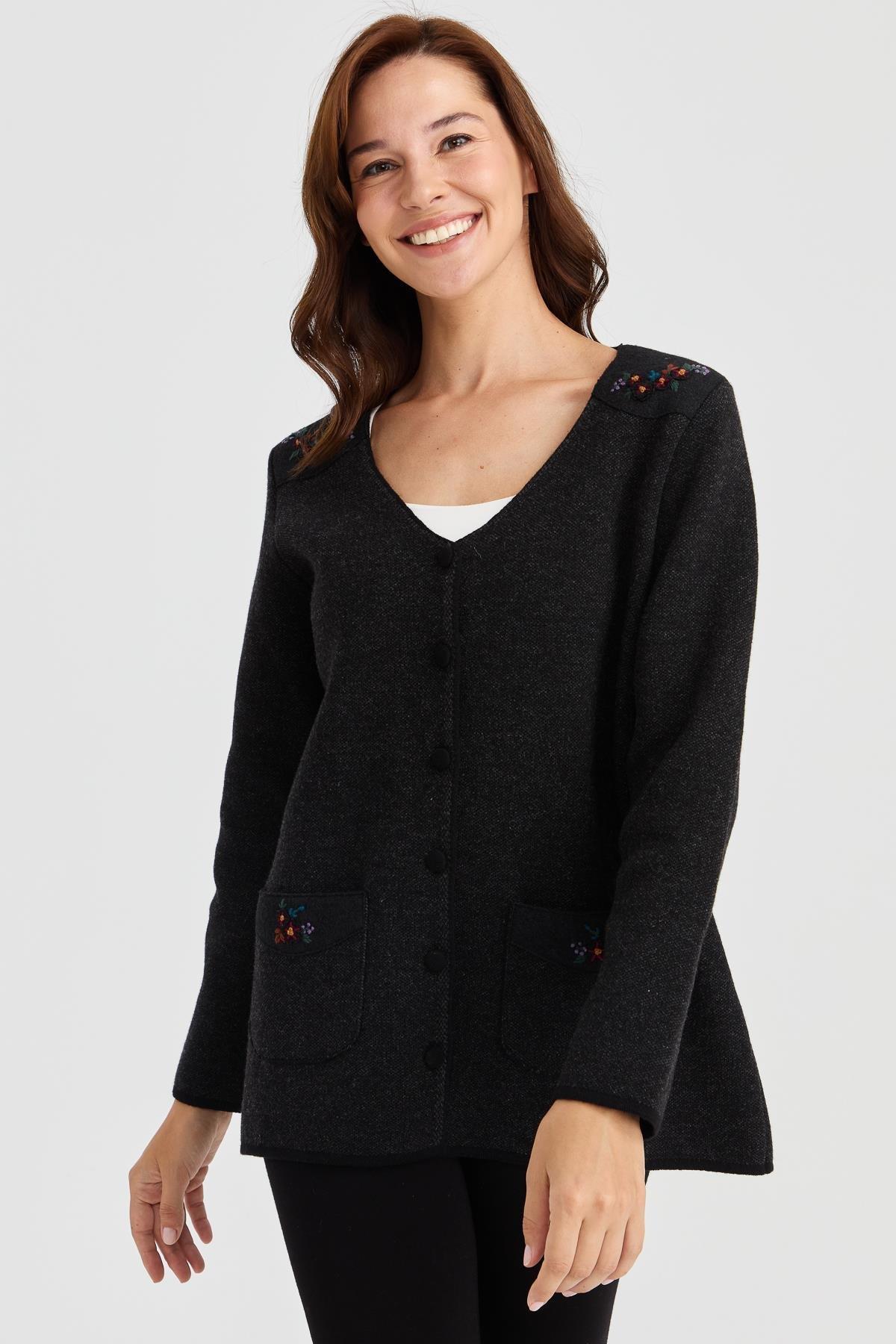 23009Женская шерстяная куртка с v-образным вырезом и карманами из фетра с вышивкой