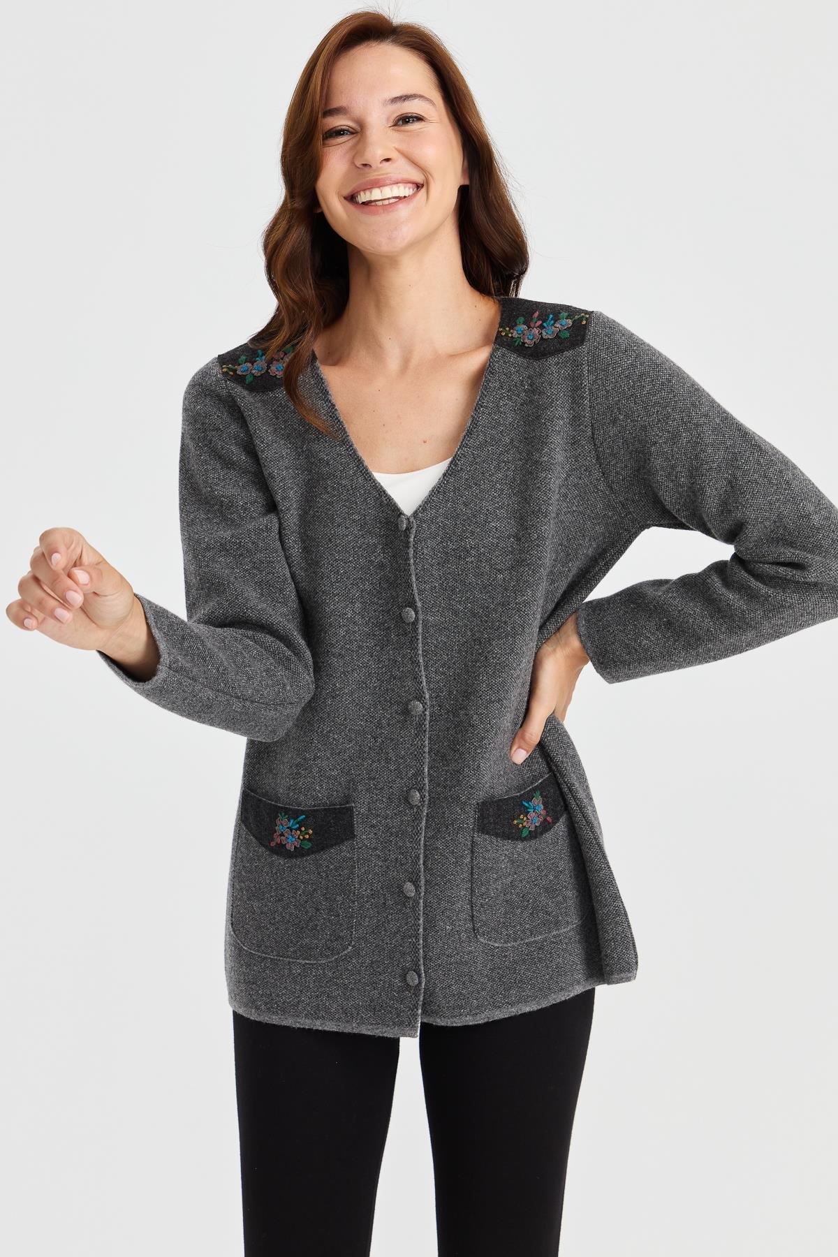 23009Женская шерстяная куртка с v-образным вырезом и карманами из фетра с вышивкой