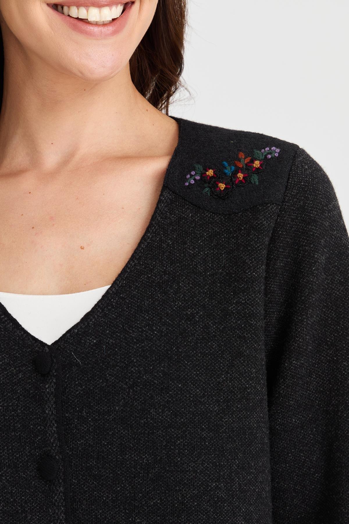 23009Женская шерстяная куртка с v-образным вырезом и карманами из фетра с вышивкой