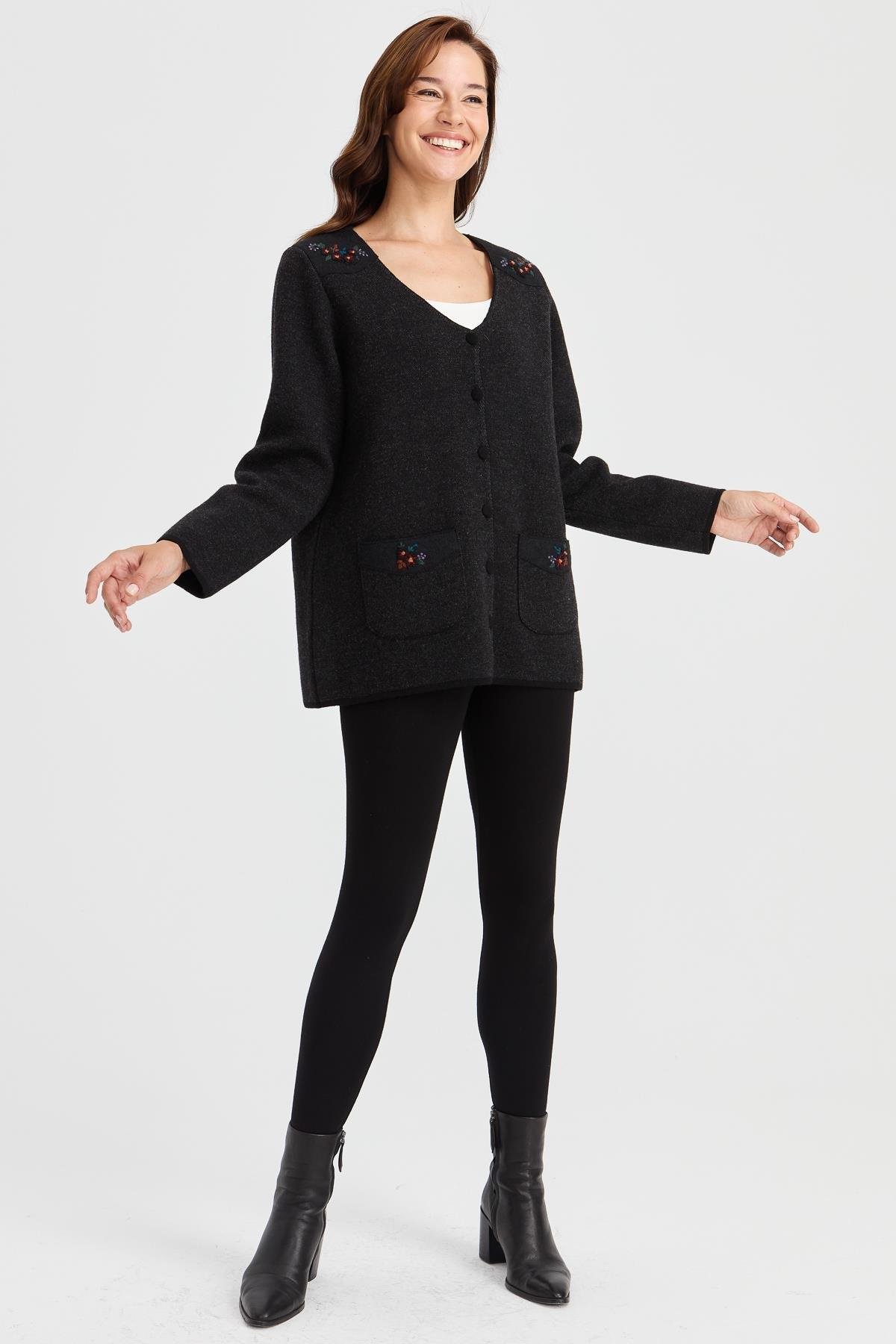 23009Женская шерстяная куртка с v-образным вырезом и карманами из фетра с вышивкой