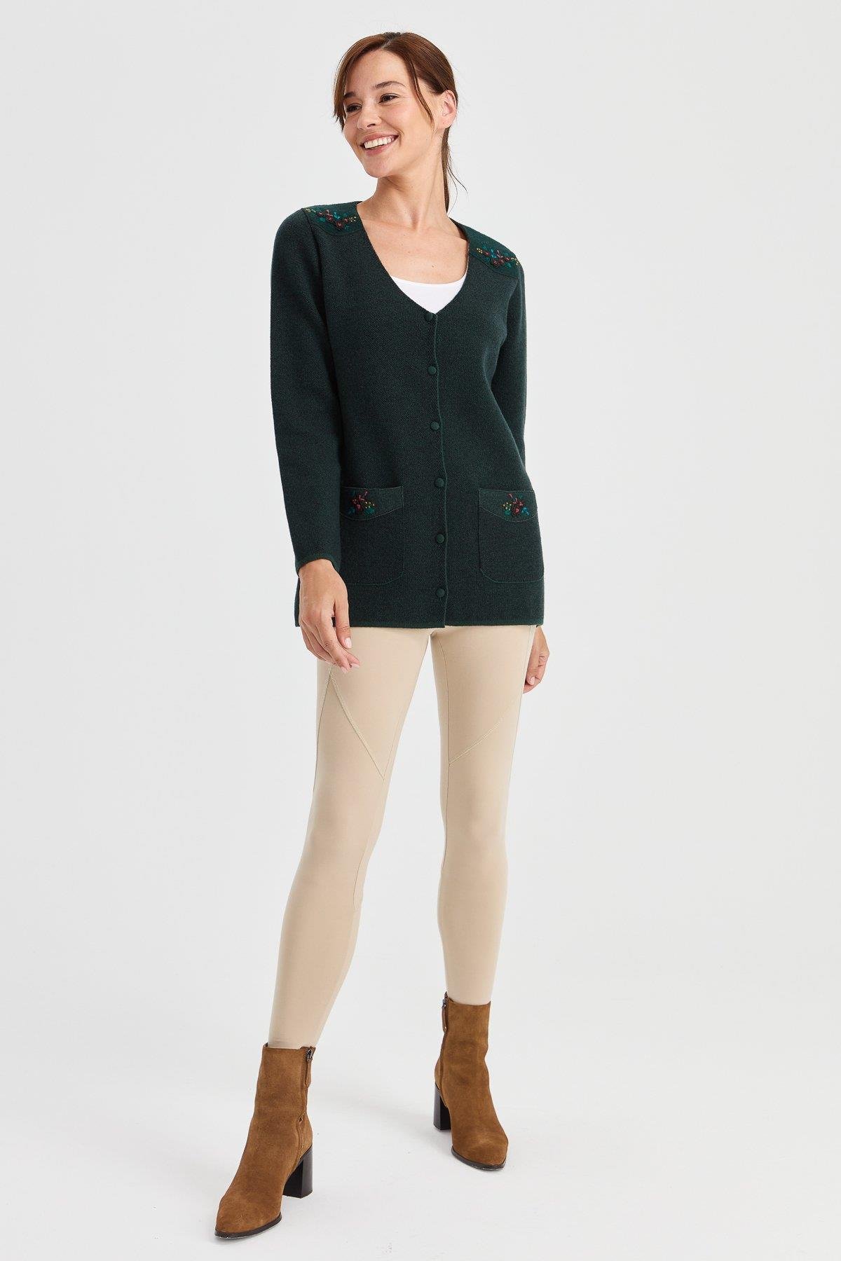 23009Женская шерстяная куртка с v-образным вырезом и карманами из фетра с вышивкой