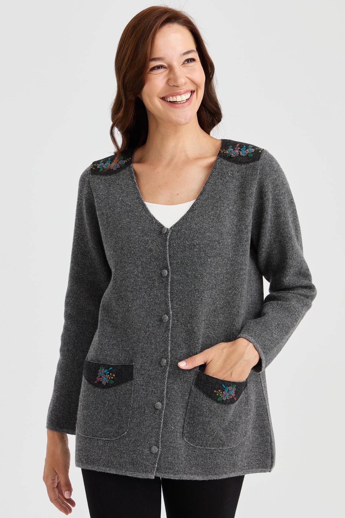 23009Женская шерстяная куртка с v-образным вырезом и карманами из фетра с вышивкой