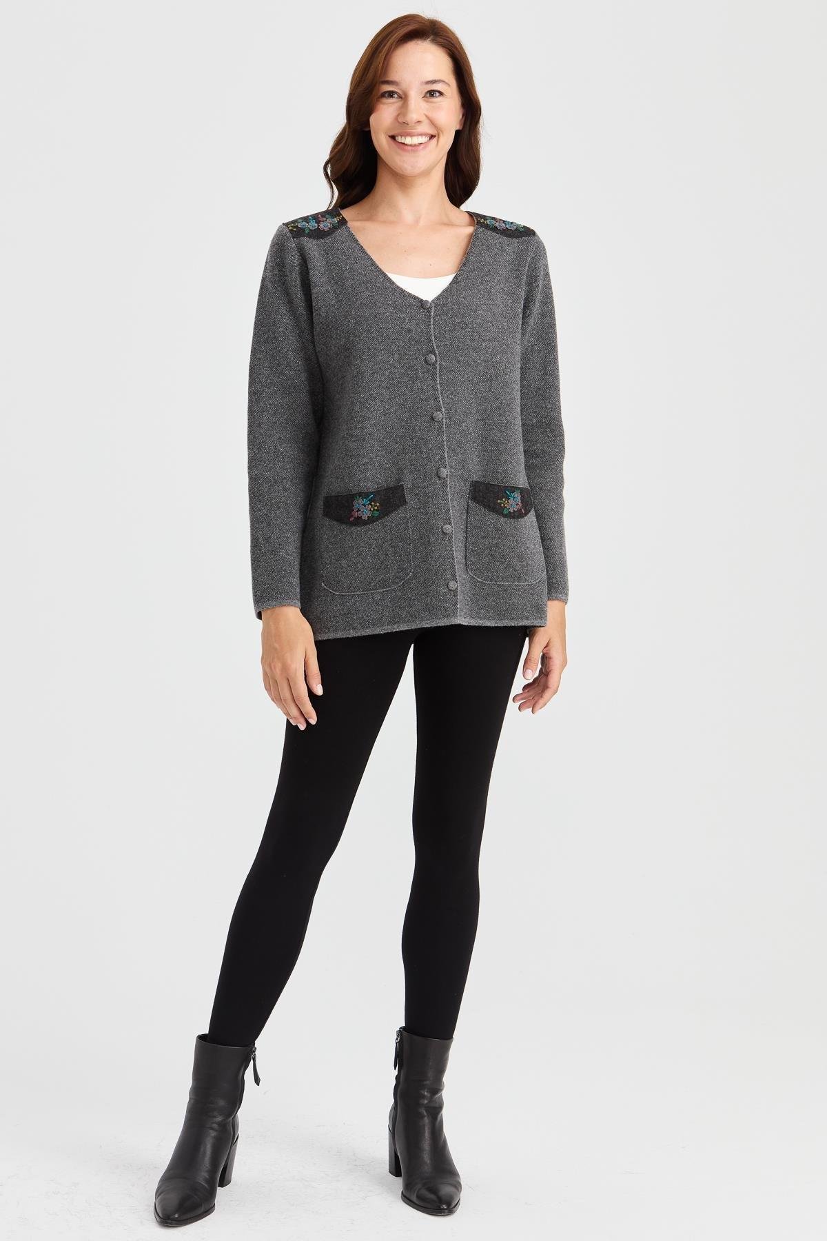 23009Женская шерстяная куртка с v-образным вырезом и карманами из фетра с вышивкой