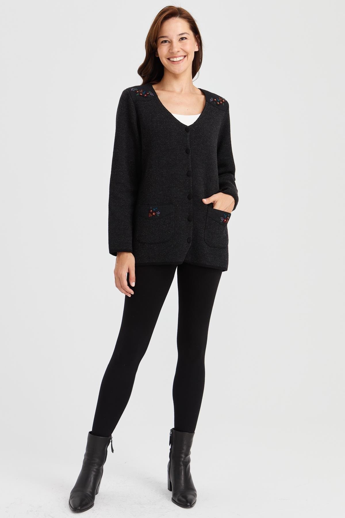 23009Женская шерстяная куртка с v-образным вырезом и карманами из фетра с вышивкой