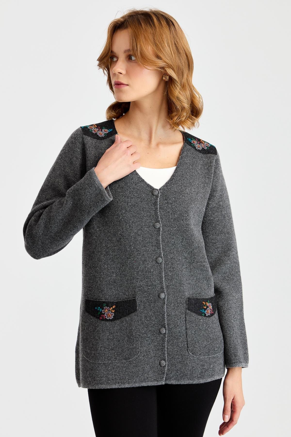 23009Женская шерстяная куртка с v-образным вырезом и карманами из фетра с вышивкой