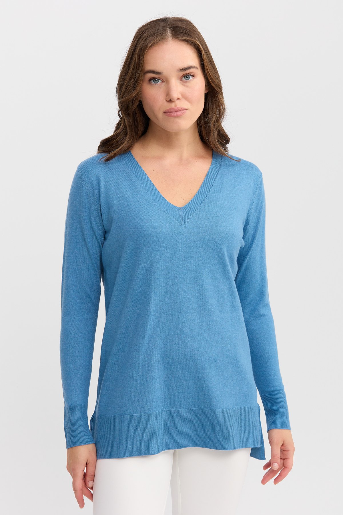 22364Kadın V Yaka Önü Arkası Yırtmaçlı Kazak Mavi