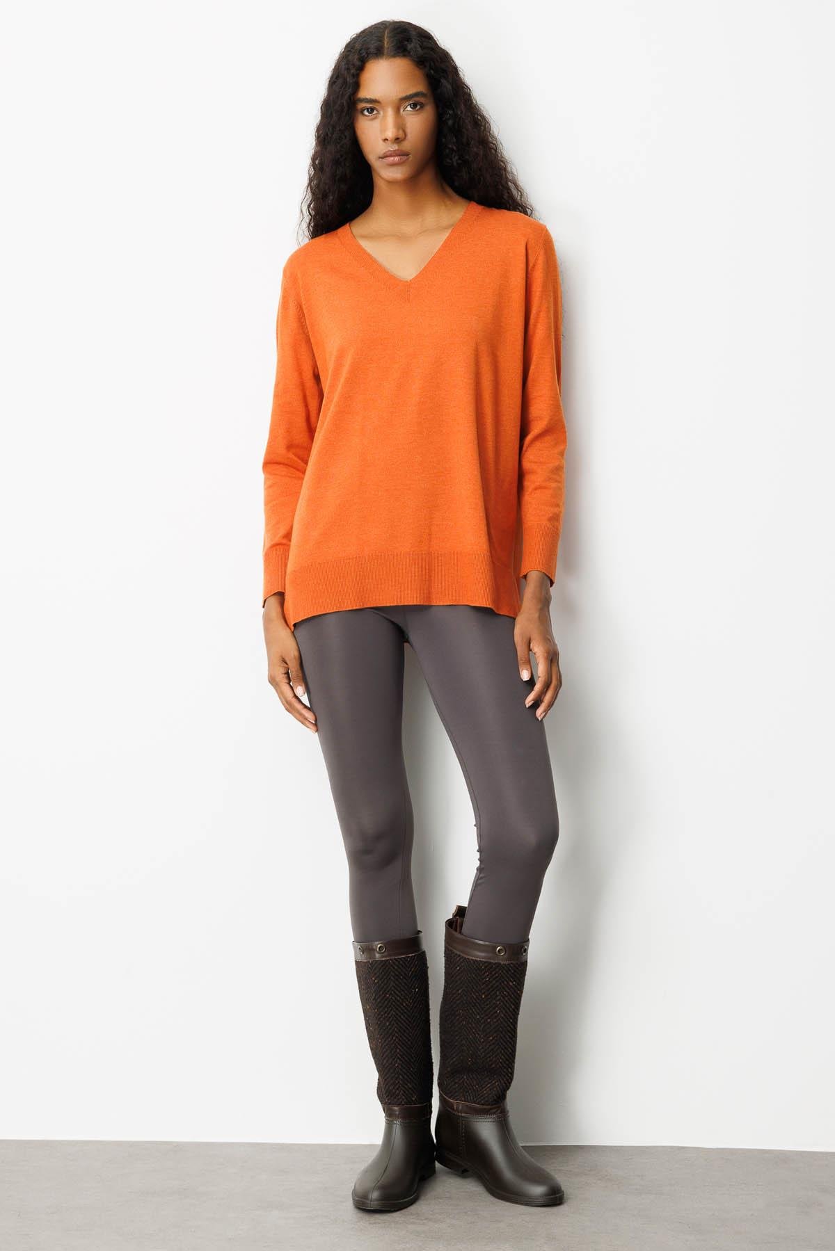 22364Kadın V Yaka Önü Arkası Yırtmaçlı Kazak Turuncu