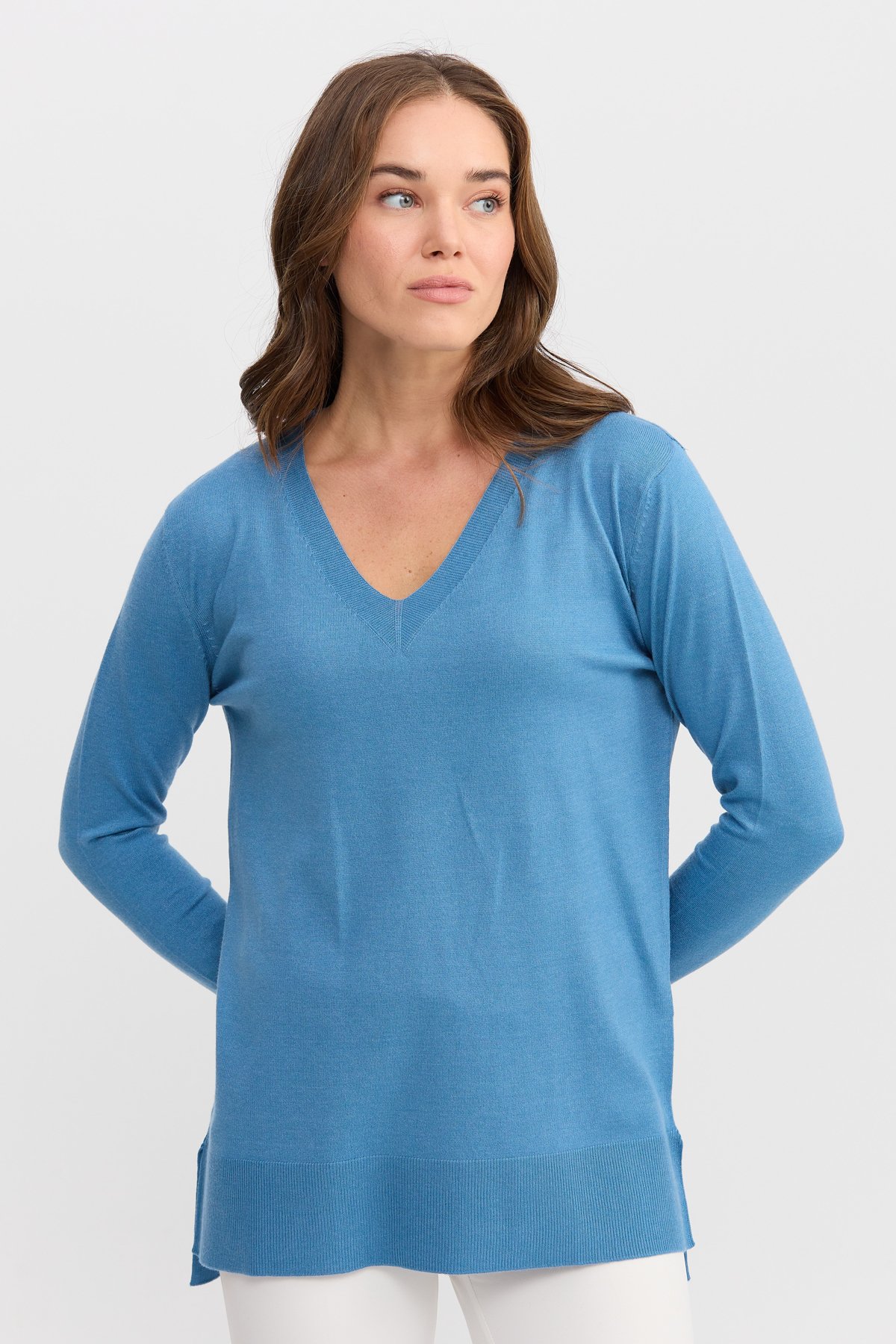 22364Kadın V Yaka Önü Arkası Yırtmaçlı Kazak Mavi