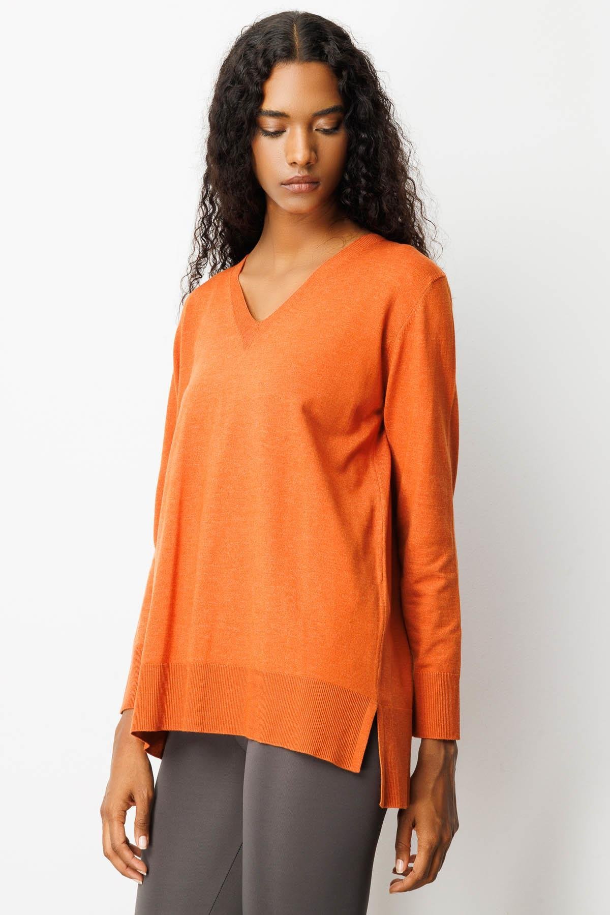 22364Kadın V Yaka Önü Arkası Yırtmaçlı Kazak Turuncu