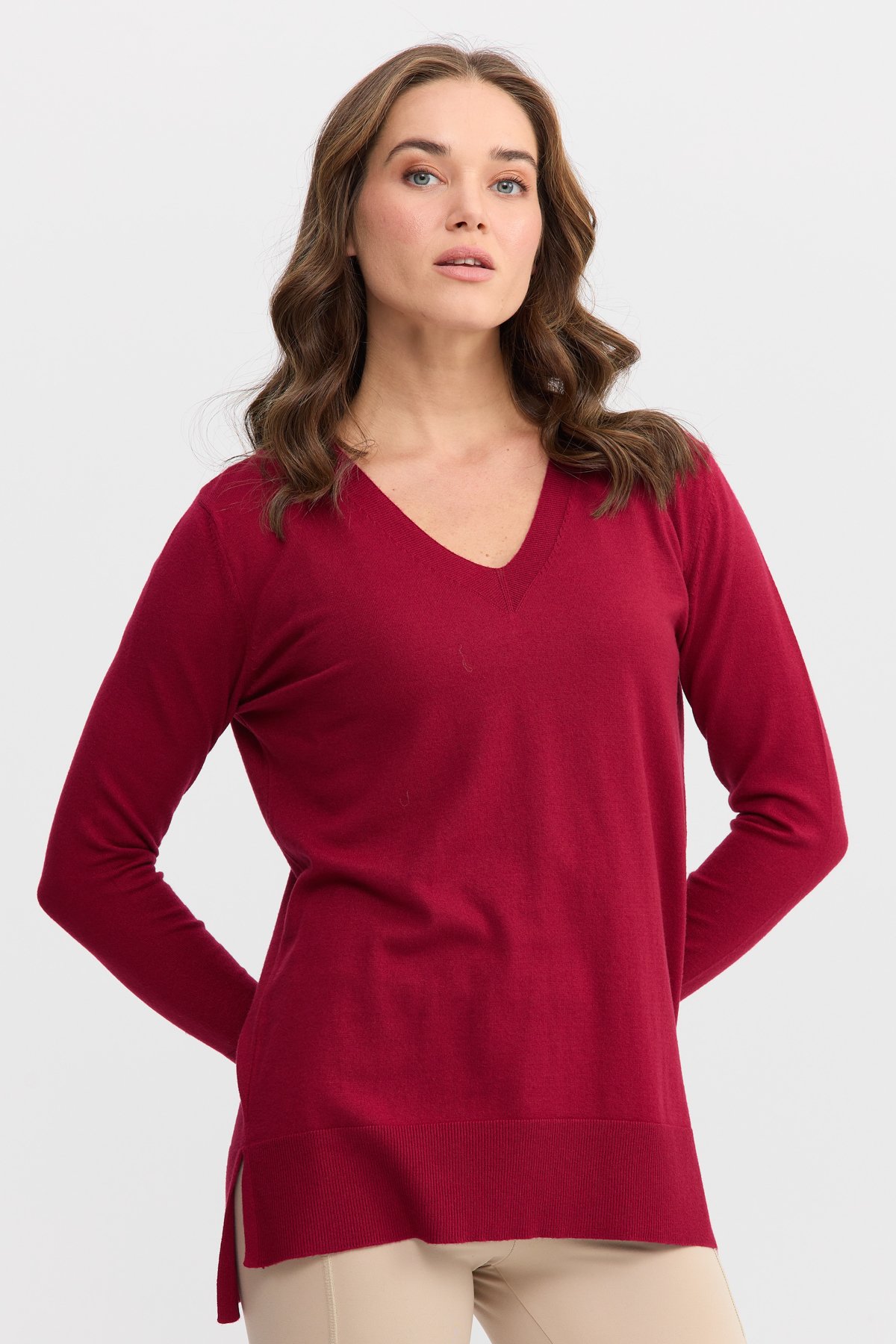 22364Kadın V Yaka Önü Arkası Yırtmaçlı Kazak Vişne