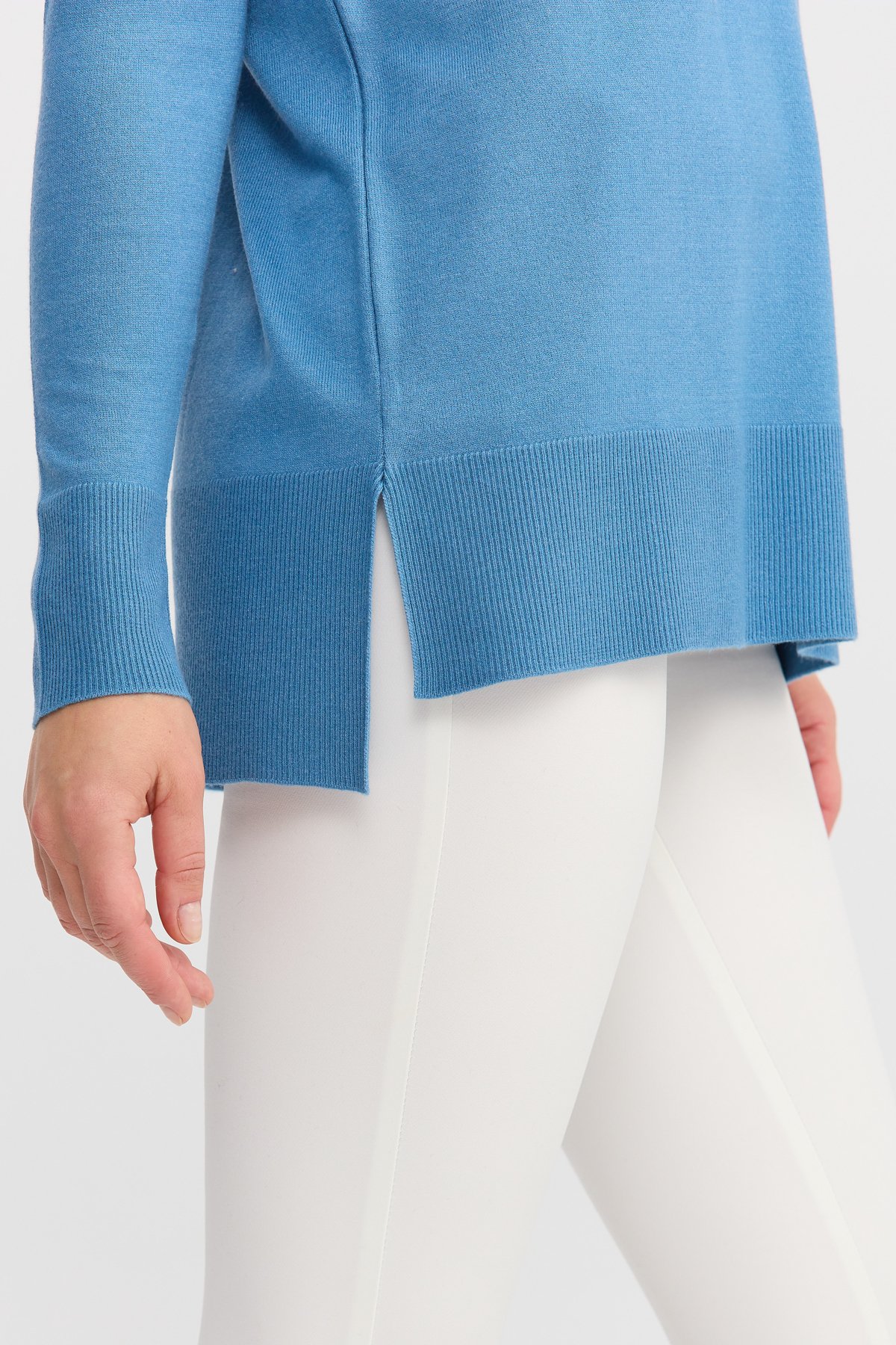 22364Kadın V Yaka Önü Arkası Yırtmaçlı Kazak Mavi