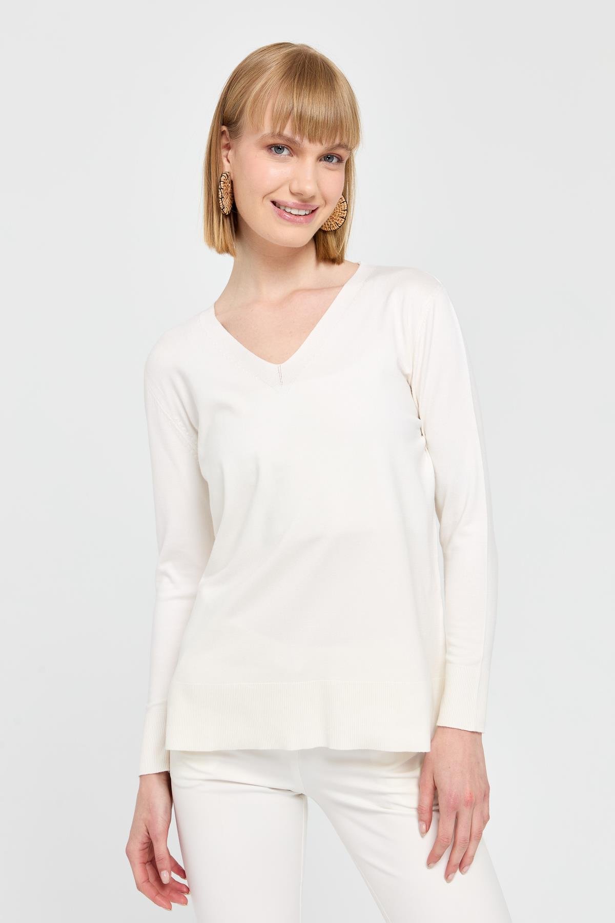 22364Kadın V Yaka Önü Arkası Yırtmaçlı Kazak Ekru