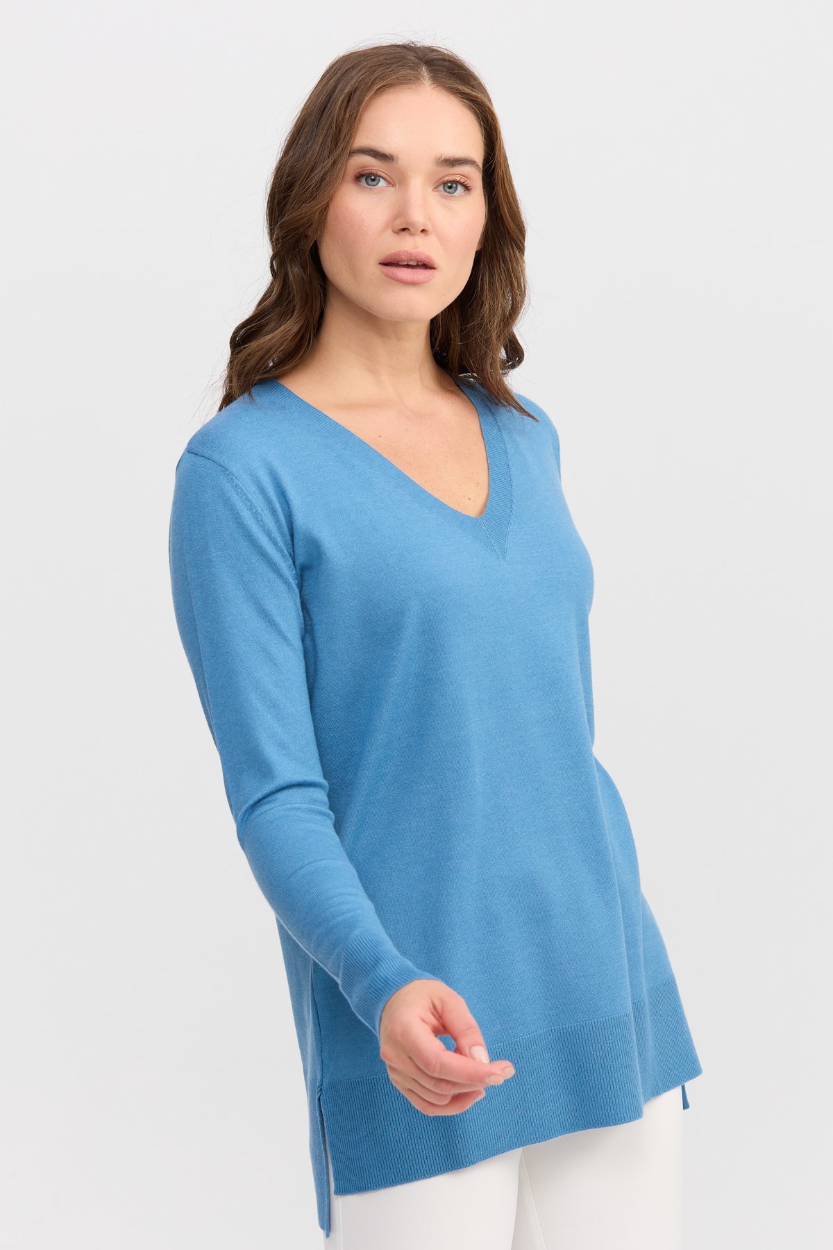 22364Kadın V Yaka Önü Arkası Yırtmaçlı Kazak Mavi