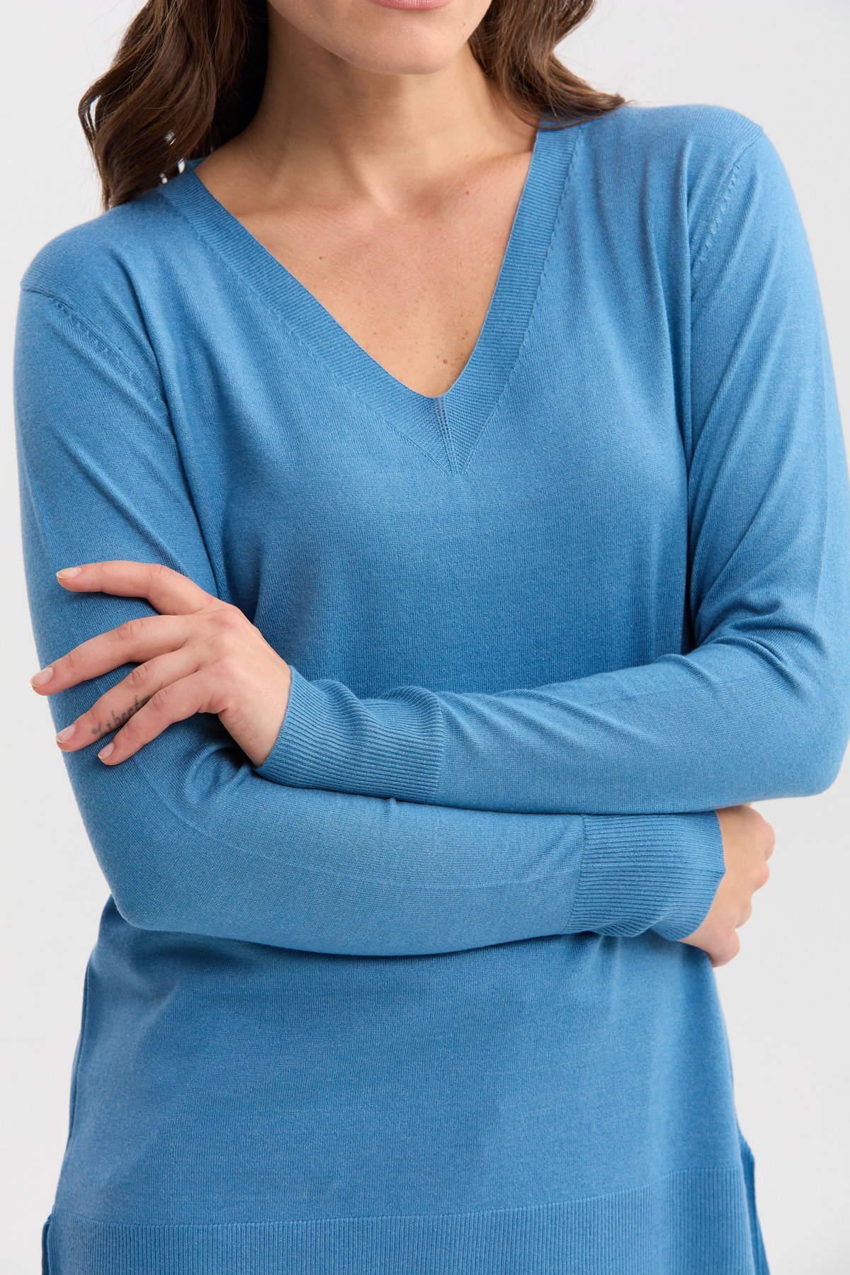 22364Kadın V Yaka Önü Arkası Yırtmaçlı Kazak Mavi