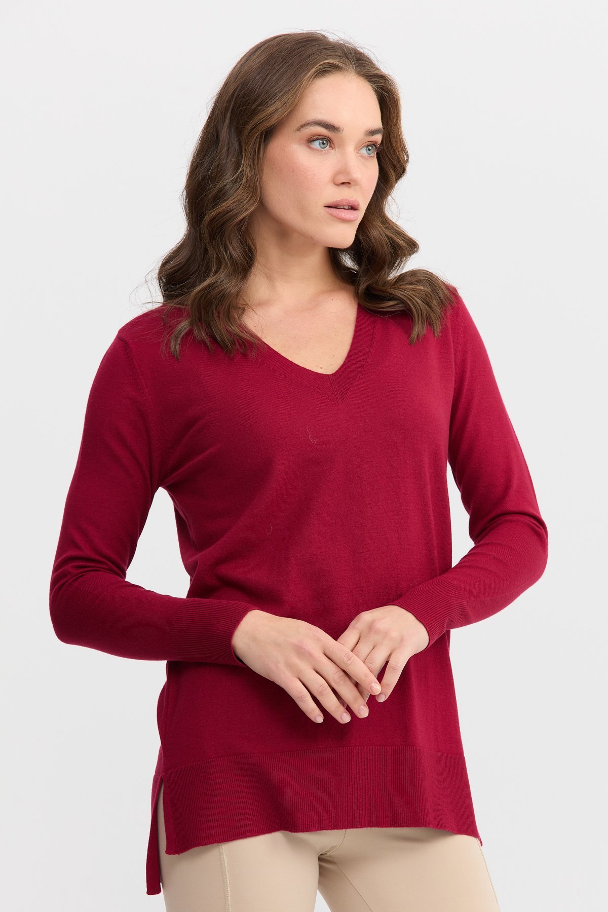 22364Kadın V Yaka Önü Arkası Yırtmaçlı Kazak Vişne