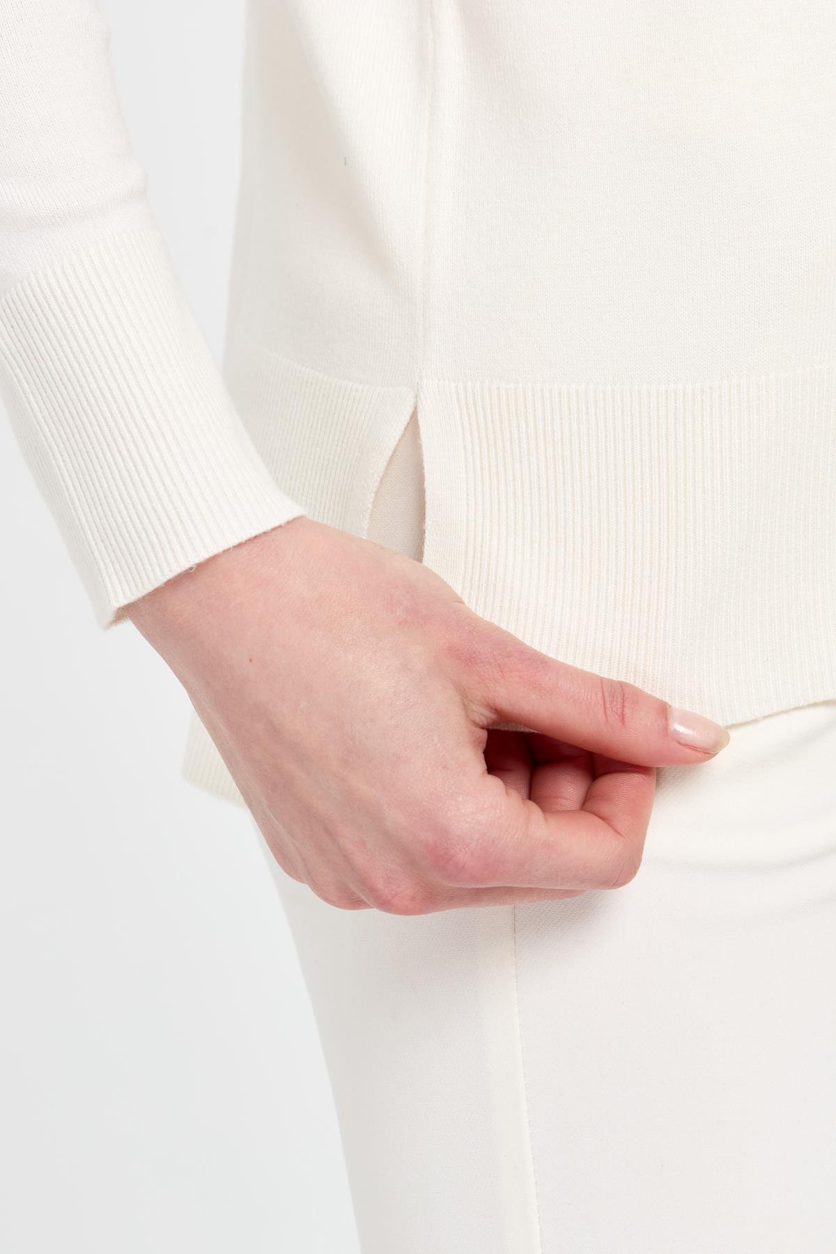 22364Kadın V Yaka Önü Arkası Yırtmaçlı Kazak Ekru