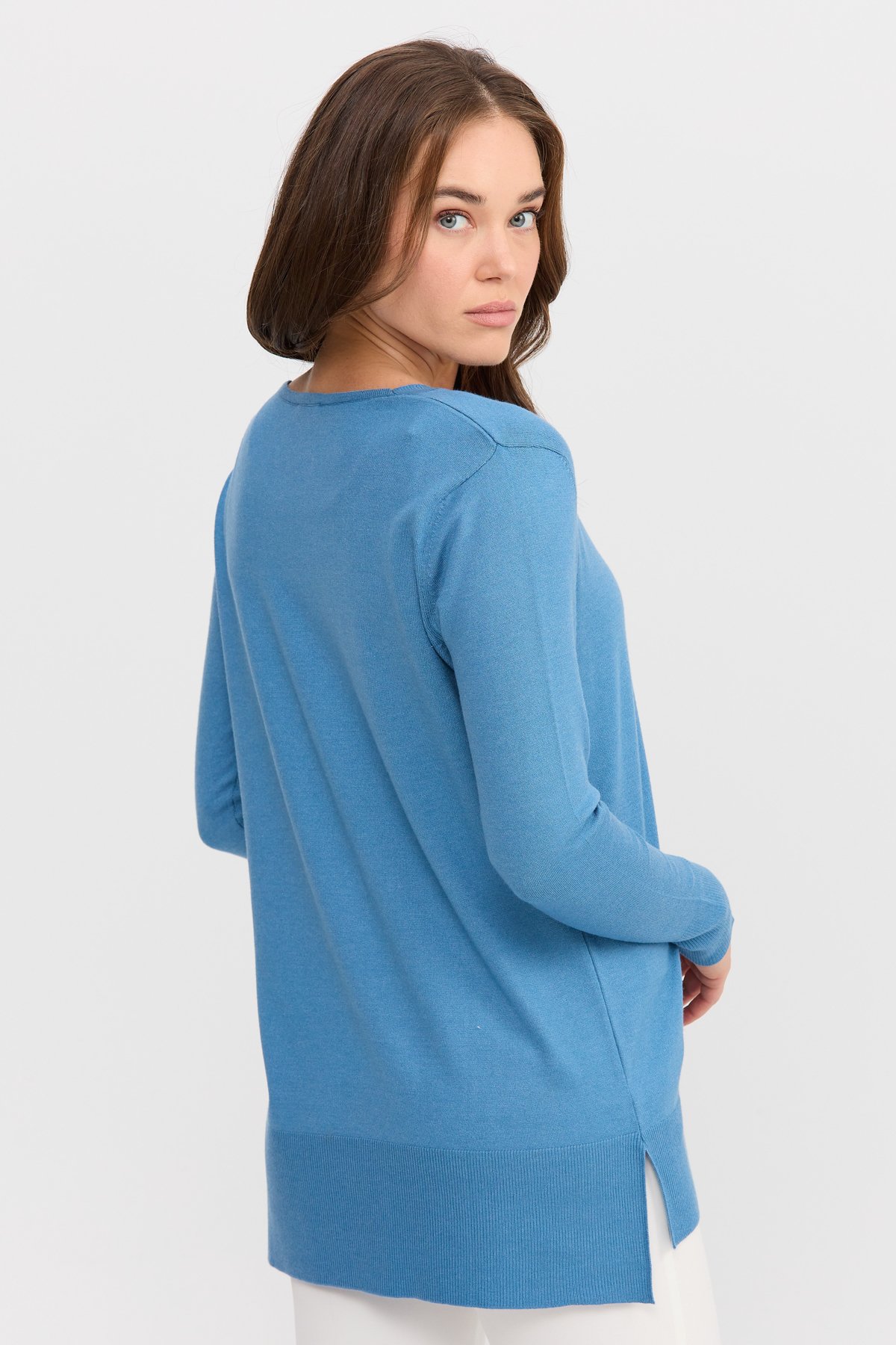 22364Kadın V Yaka Önü Arkası Yırtmaçlı Kazak Mavi