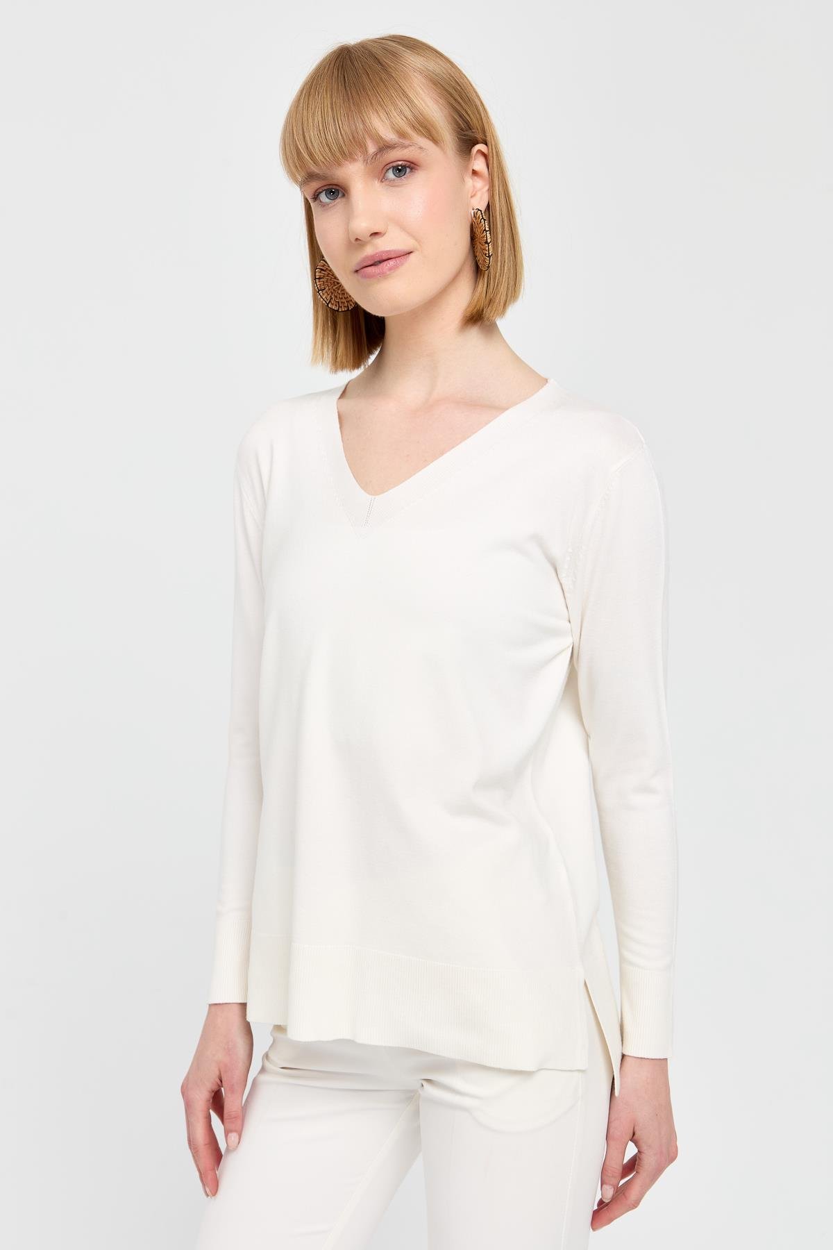 22364Kadın V Yaka Önü Arkası Yırtmaçlı Kazak Ekru