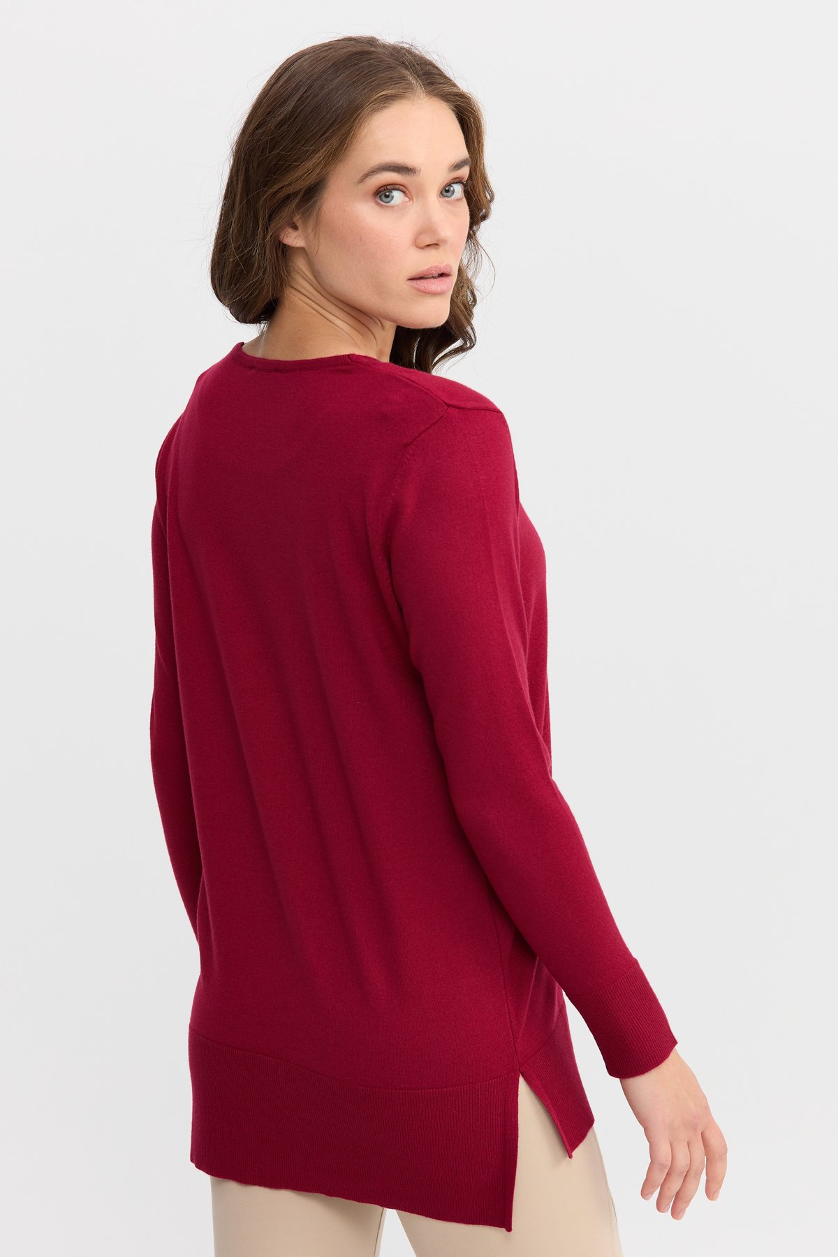 22364Kadın V Yaka Önü Arkası Yırtmaçlı Kazak Vişne