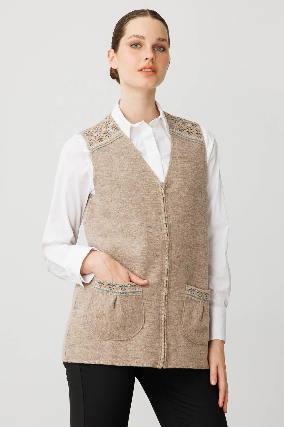 25017Kadın V Yaka Önü Keçe Fermuarlı Kısa Yün Yelek K.Bej