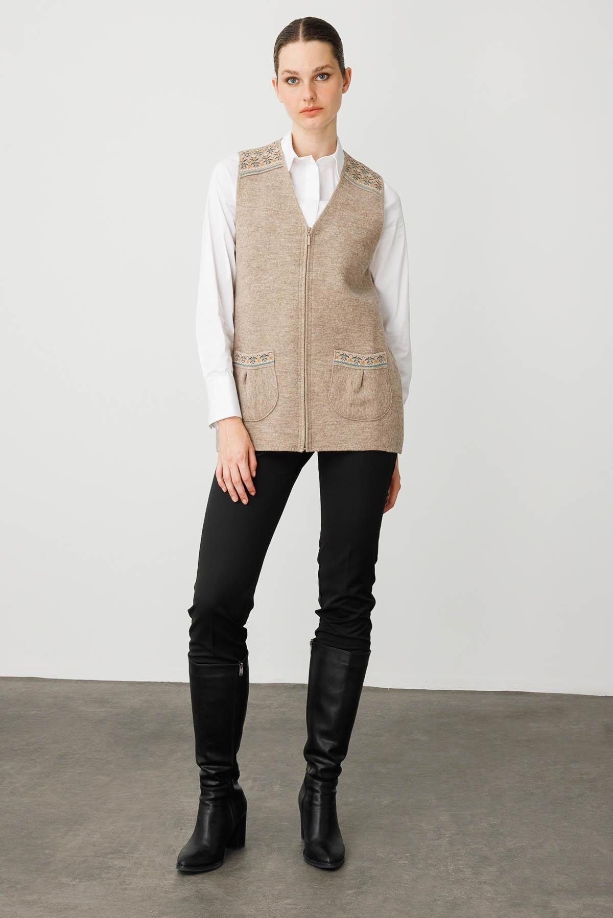 25017Kadın V Yaka Önü Keçe Fermuarlı Kısa Yün Yelek K.Bej