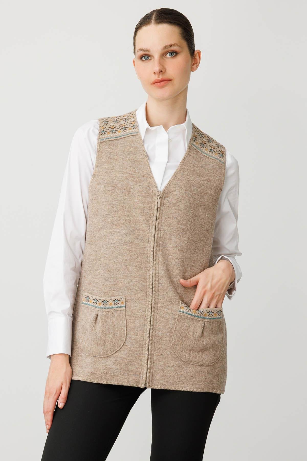 25017Kadın V Yaka Önü Keçe Fermuarlı Kısa Yün Yelek K.Bej