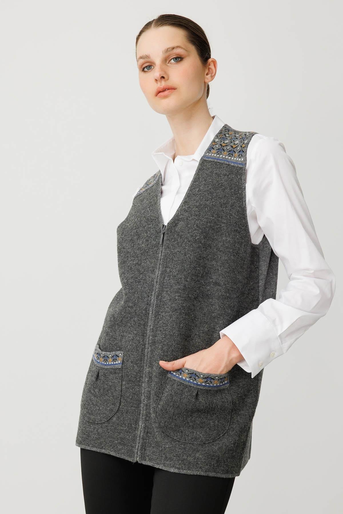25017Kadın V Yaka Önü Keçe Fermuarlı Kısa Yün Yelek Füme