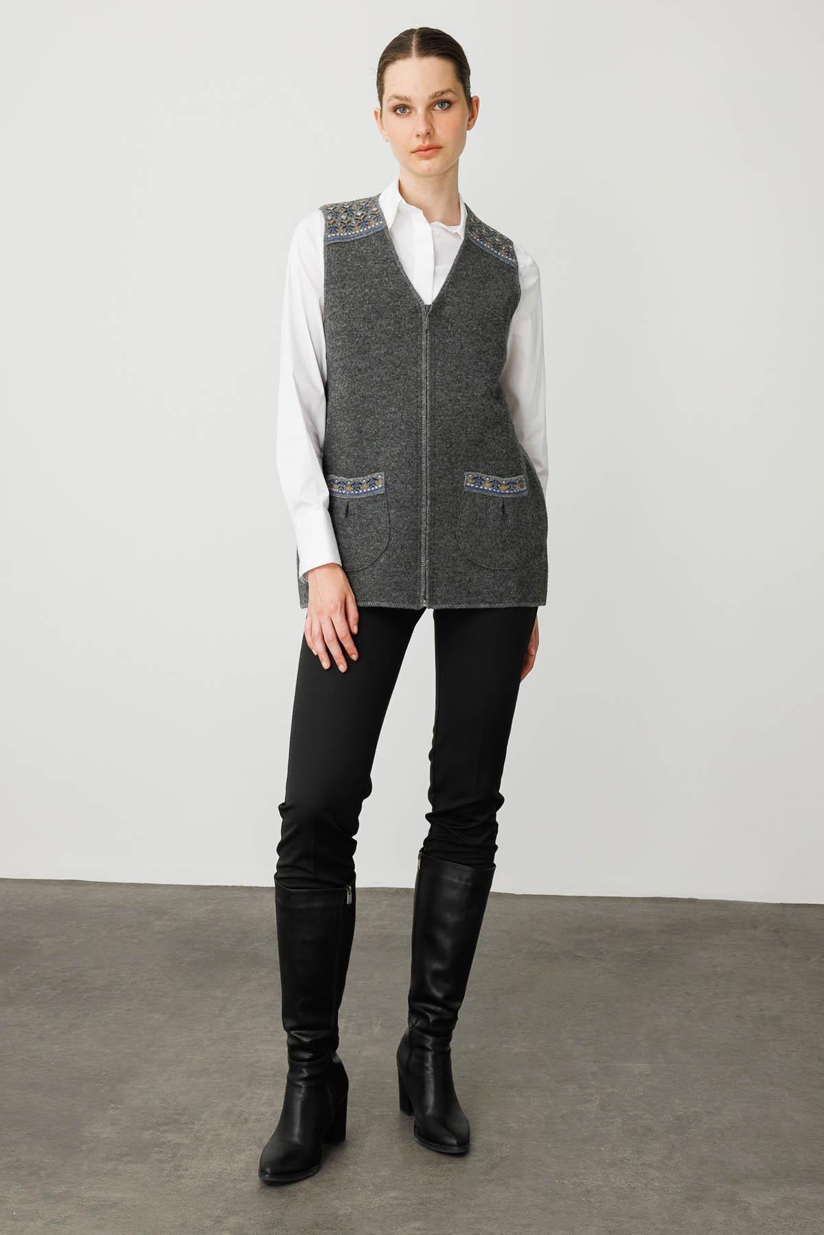 25017Kadın V Yaka Önü Keçe Fermuarlı Kısa Yün Yelek Füme