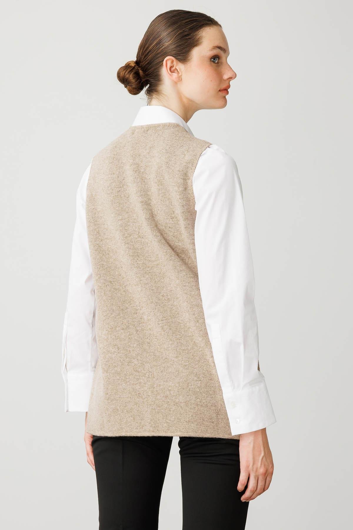 25017Kadın V Yaka Önü Keçe Fermuarlı Kısa Yün Yelek K.Bej