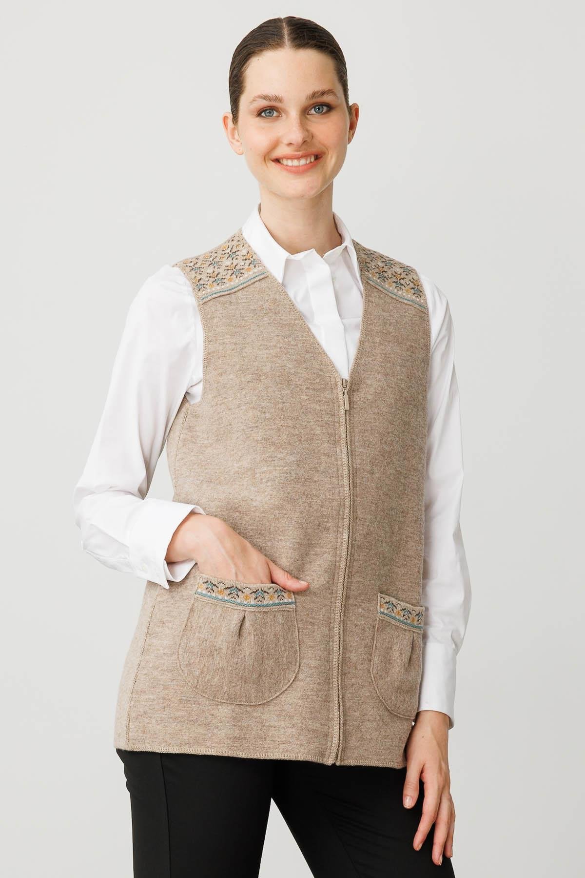 25017Kadın V Yaka Önü Keçe Fermuarlı Kısa Yün Yelek K.Bej