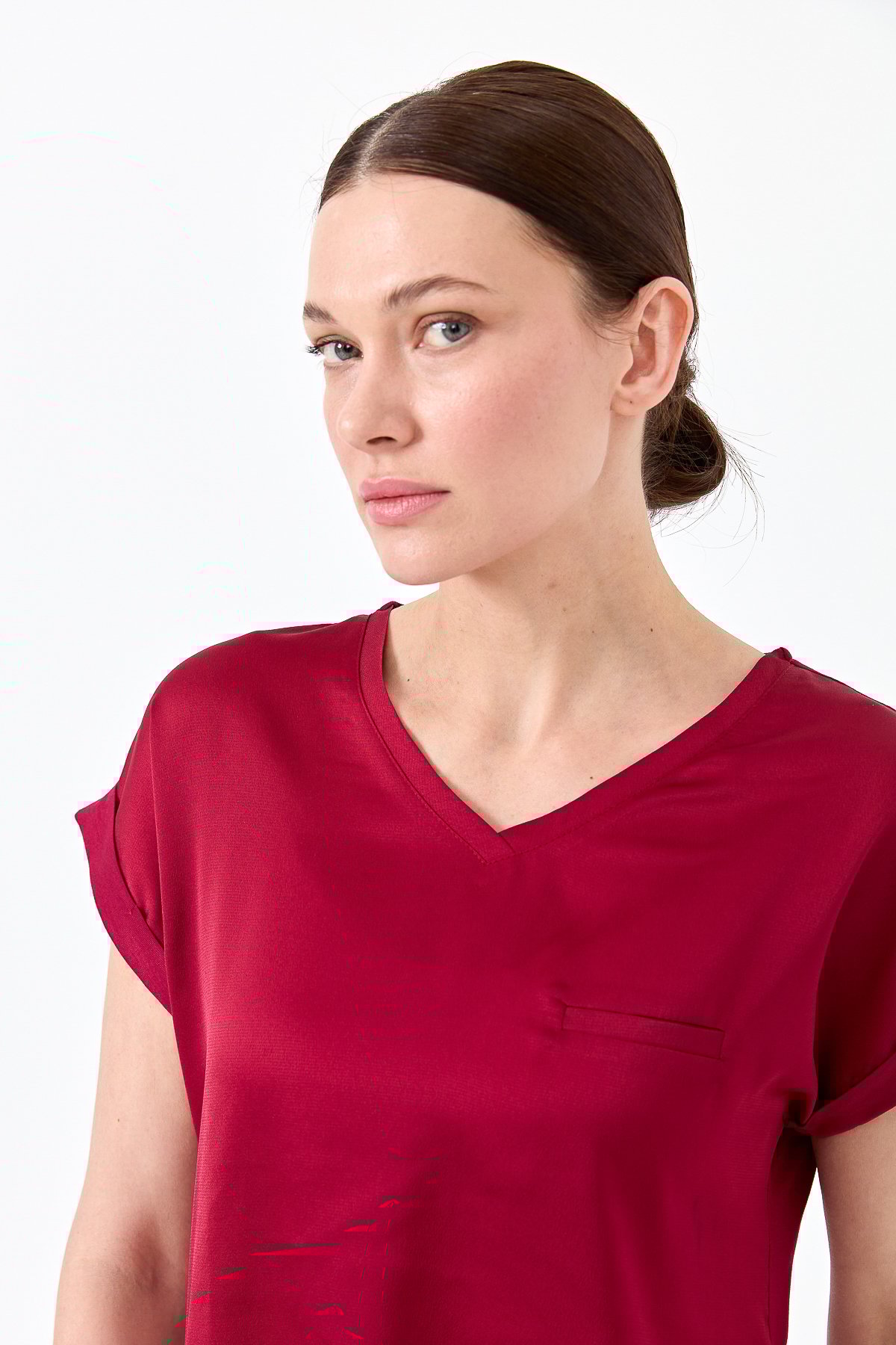 22706Kadın V Yaka Önü Saten Bluz Bordo