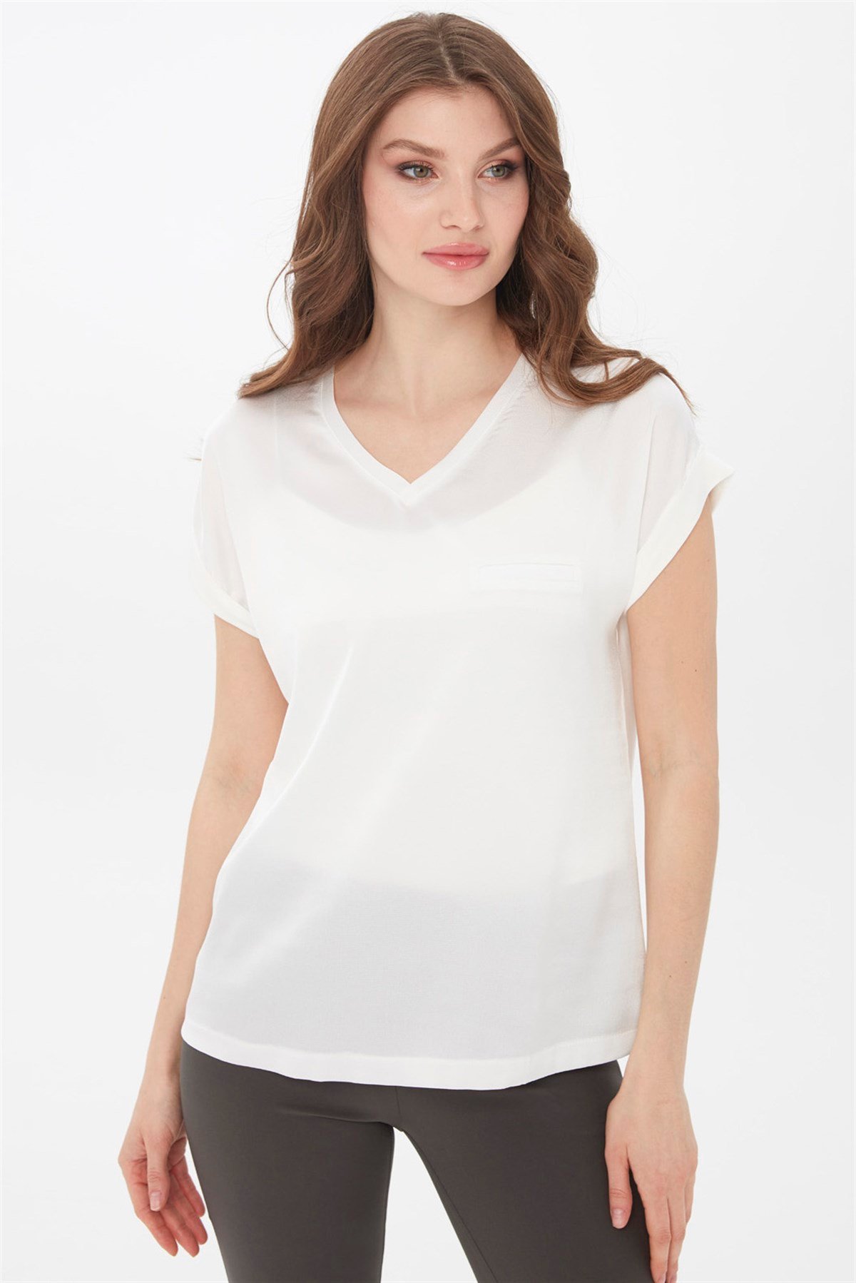 22706Kadın V Yaka Önü Saten Bluz Ekru