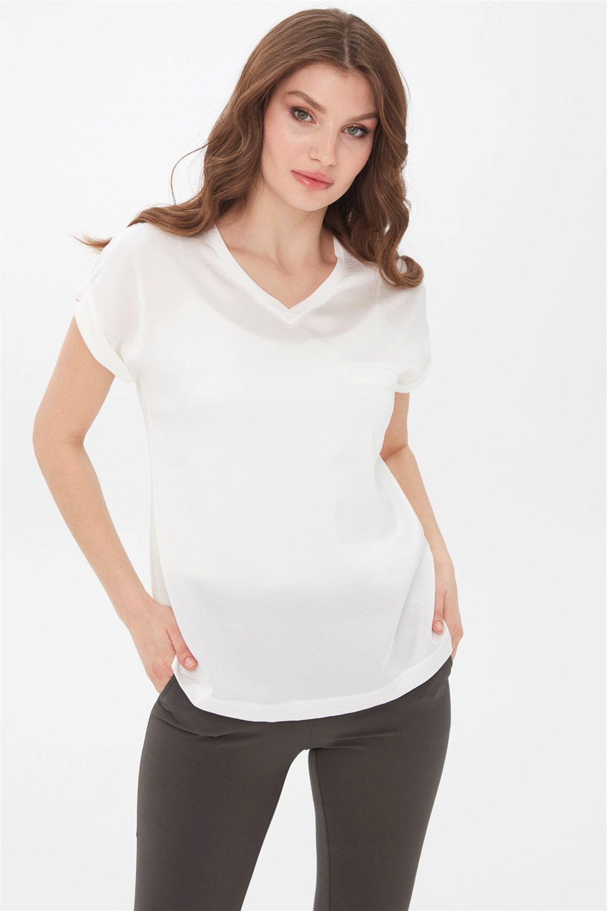 22706Kadın V Yaka Önü Saten Bluz Ekru