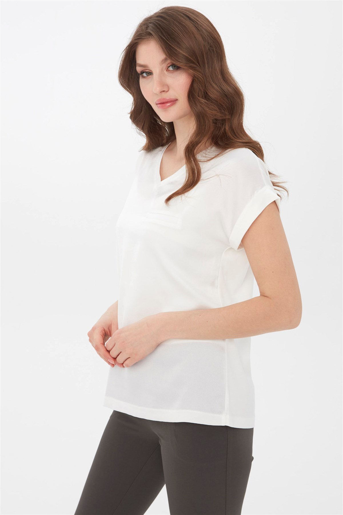 22706Kadın V Yaka Önü Saten Bluz Ekru