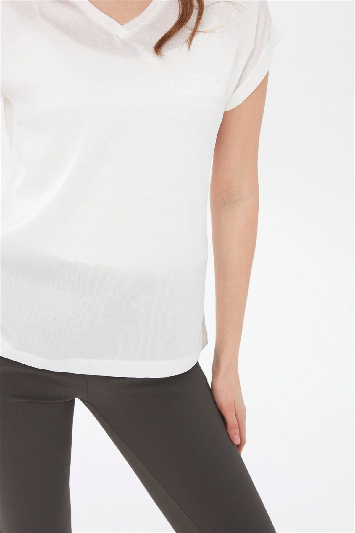 22706Kadın V Yaka Önü Saten Bluz Ekru