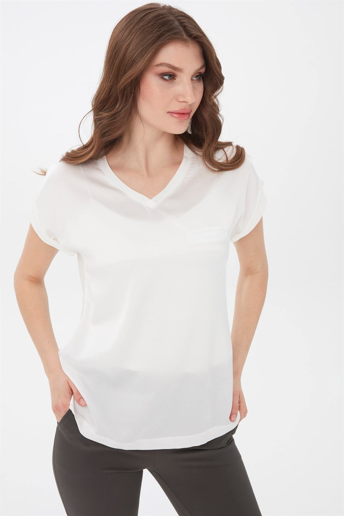 22706Kadın V Yaka Önü Saten Bluz Ekru