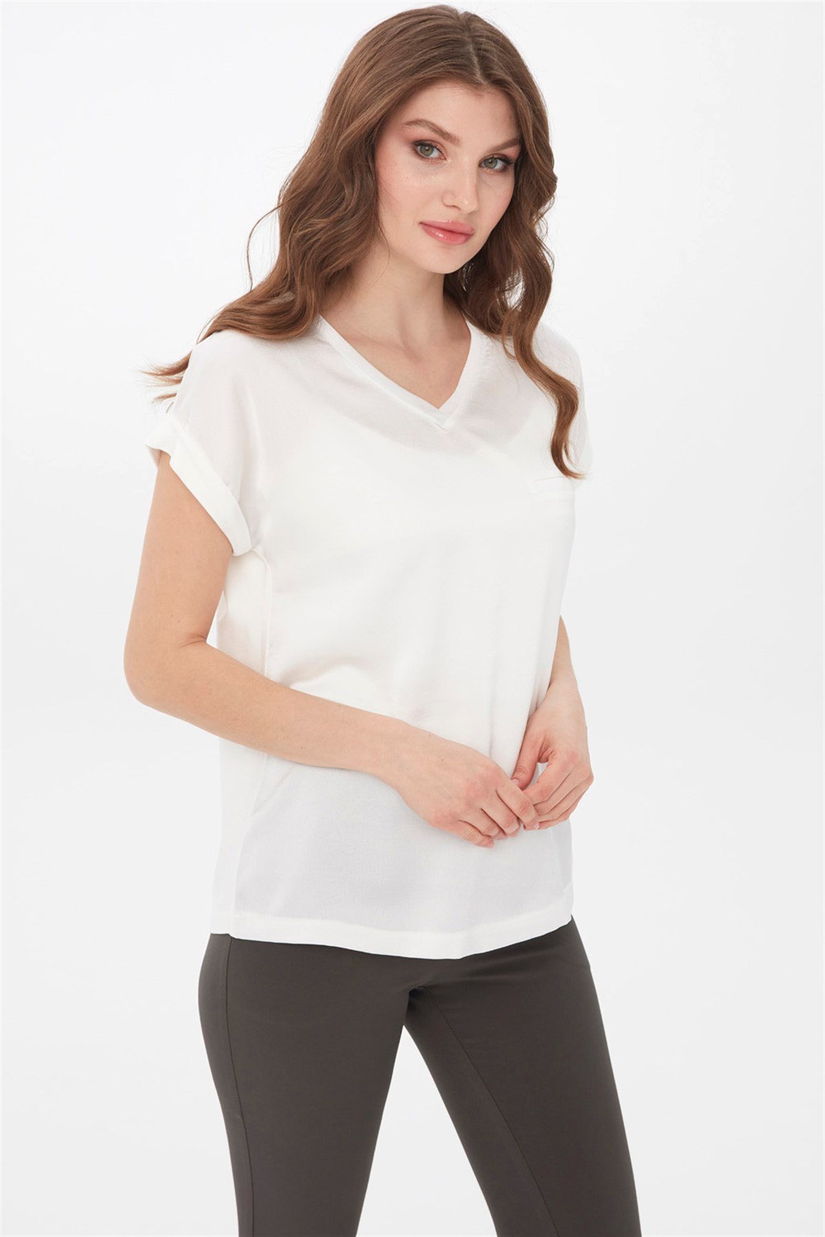 22706Kadın V Yaka Önü Saten Bluz Ekru