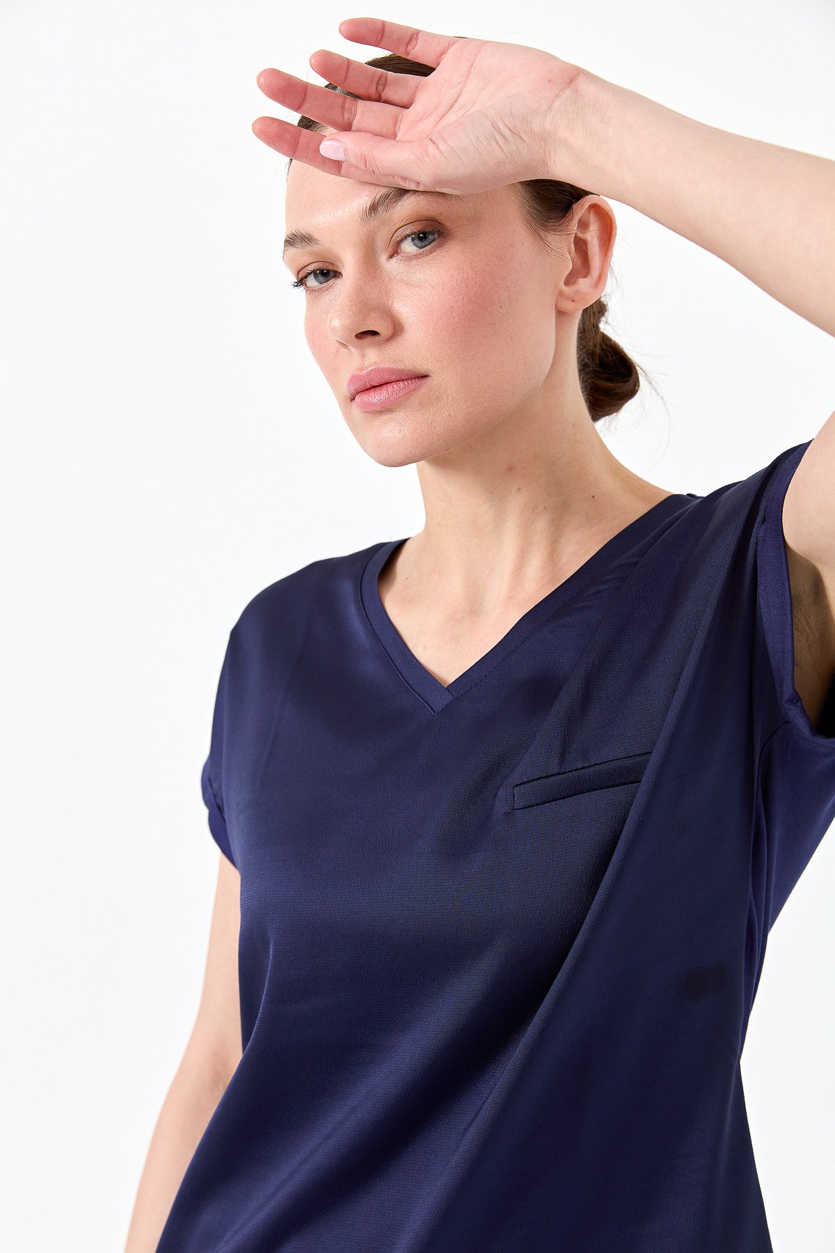 22706Kadın V Yaka Önü Saten Bluz Lacivert