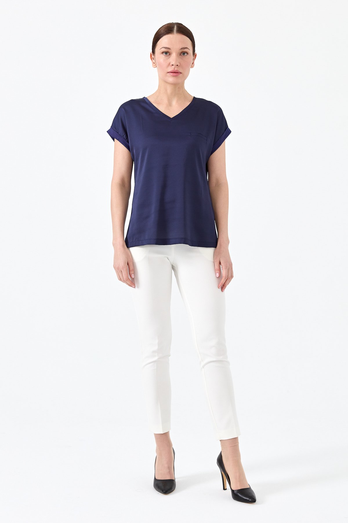 22706Kadın V Yaka Önü Saten Bluz Lacivert