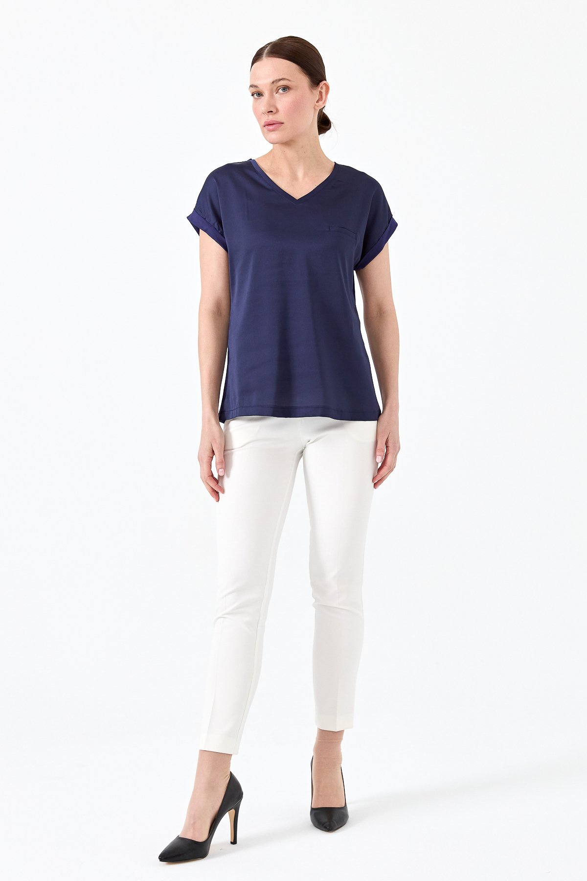 22706Kadın V Yaka Önü Saten Bluz Lacivert