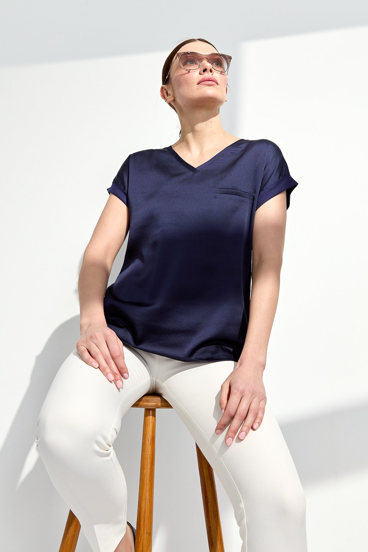 22706Kadın V Yaka Önü Saten Bluz Lacivert