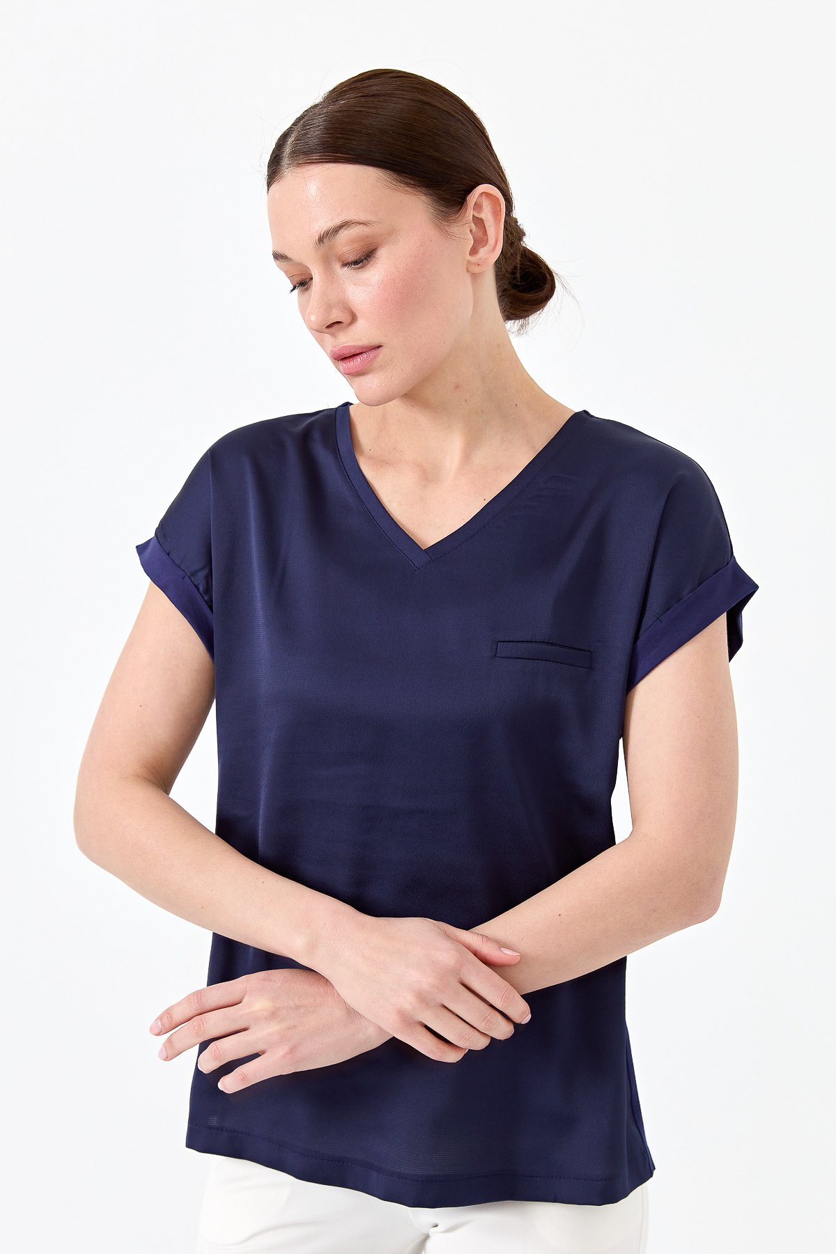 22706Kadın V Yaka Önü Saten Bluz Lacivert