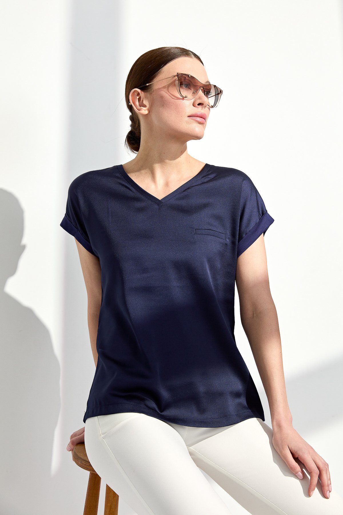 22706Kadın V Yaka Önü Saten Bluz Lacivert